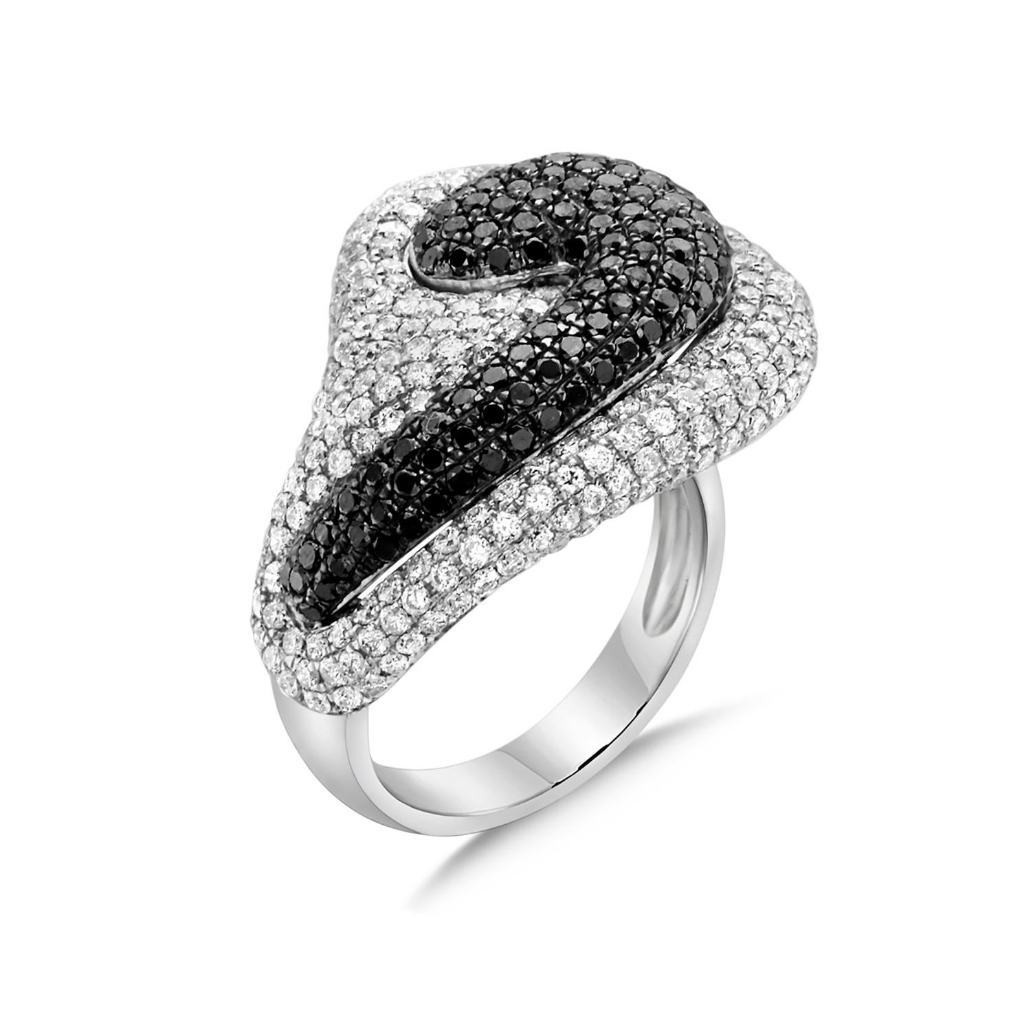 Art déco Bague en or blanc 18 carats avec diamants pavés noirs et blancs en forme de pépite en vente