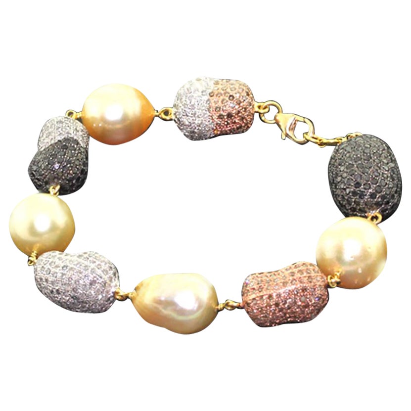 Pulsera de perlas en forma de pepita y diamantes pavé en forma de bola de oro amarillo de 18k en venta