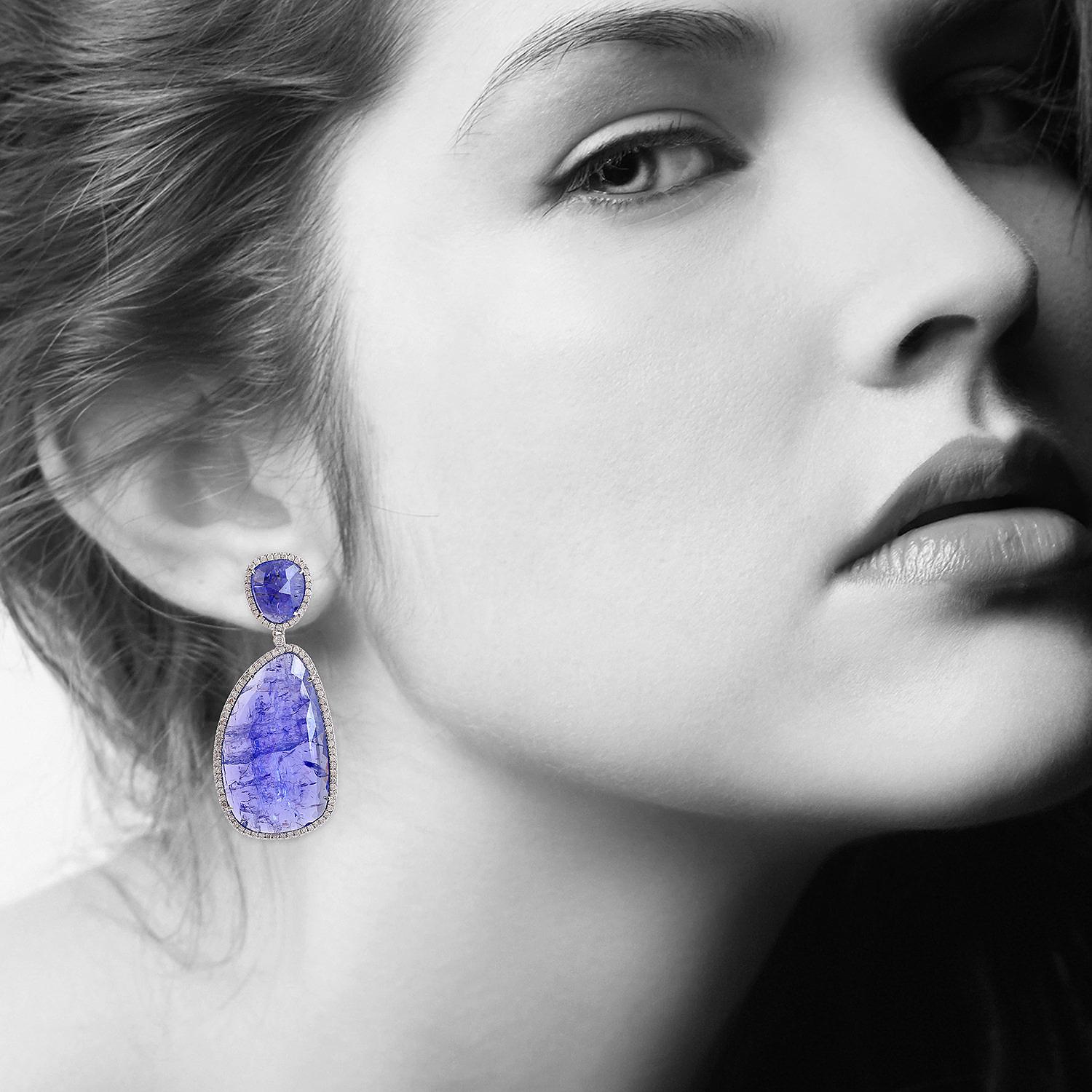 18k:7.95g,
Diamante:1.65ct, ,,
TANZANITE :71.8ct
