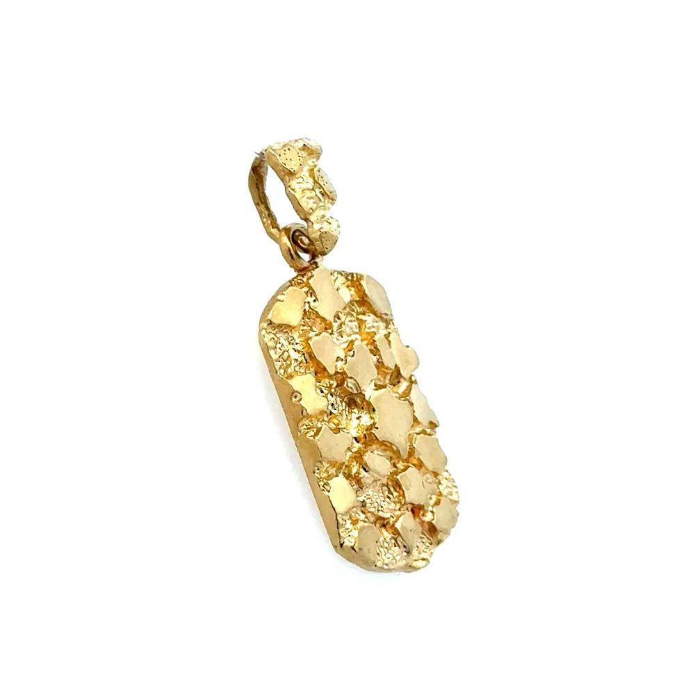 Tout simplement magnifique ! Pendentif en or de style Vintage Nugget Style Mini Dog Tag. Fabriqué à la main en or jaune 14 carats. Mesurant environ 1.4