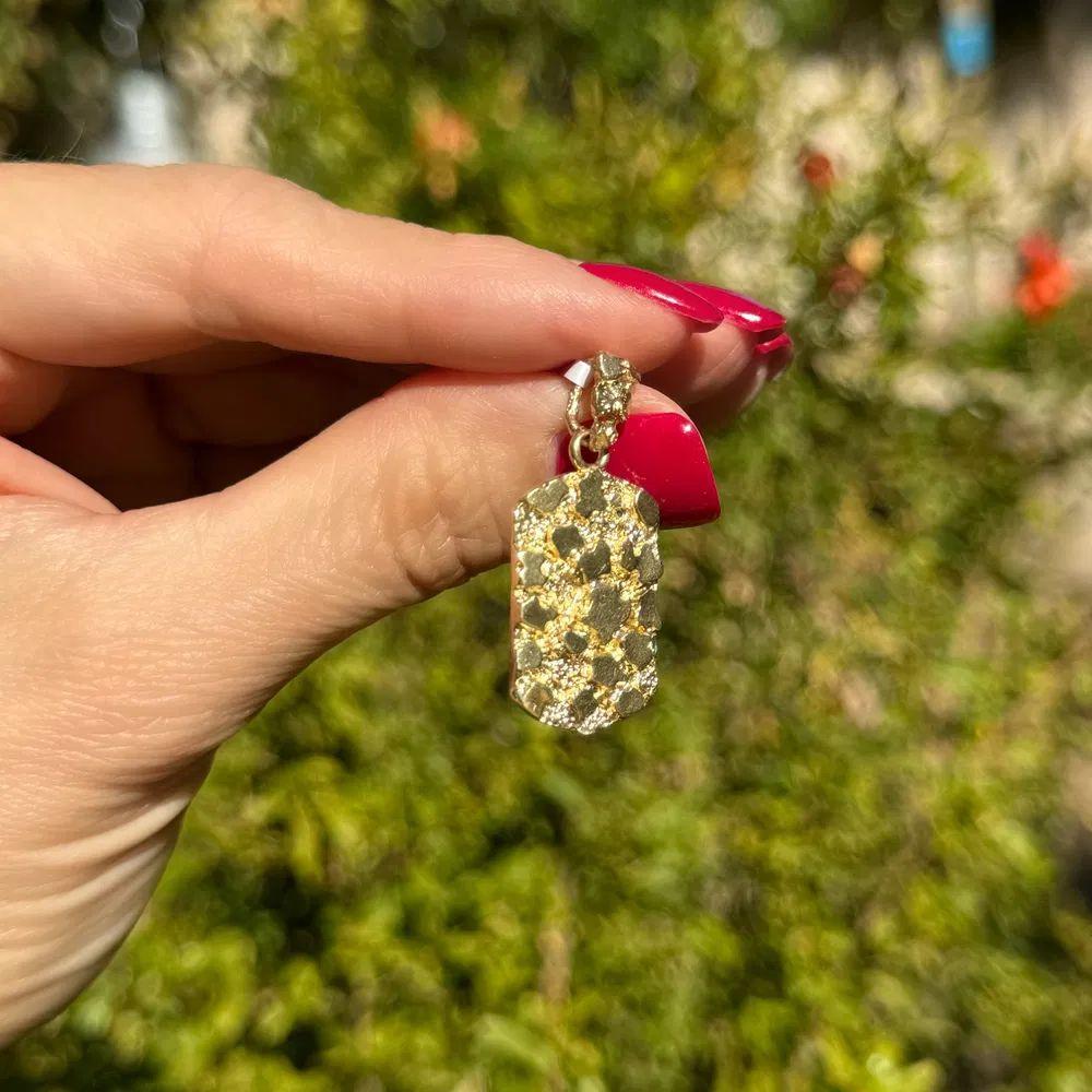 Moderniste Mini médaillon de chien en or avec pendentif Vintage Nugget Style en vente