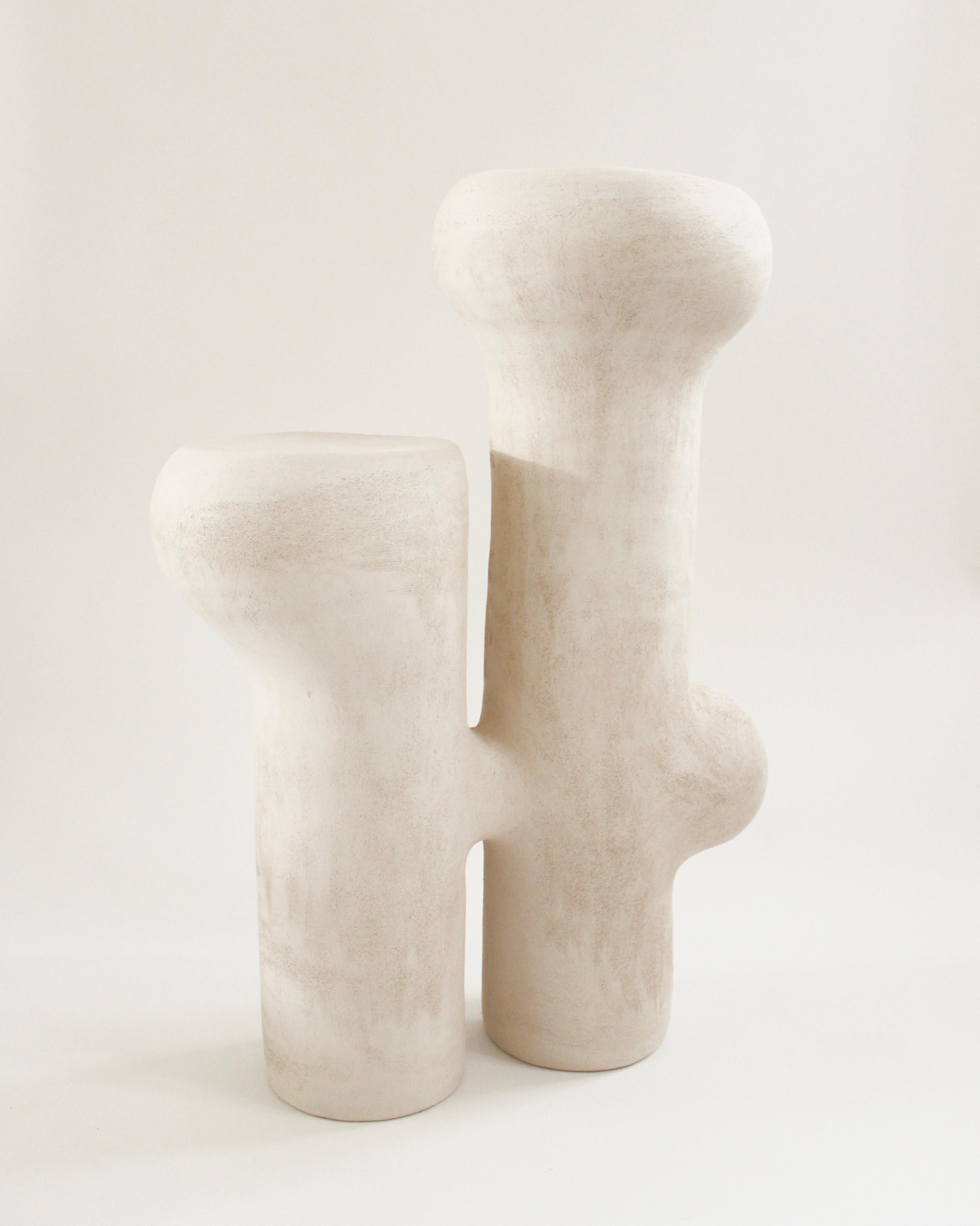 Nuit Blanche #30 Skulptur aus weißem Steingut von Elisa Uberti
Limitierte Auflage von 4 Stücken + 1AP
Abmessungen: Ø 60 x H 78 cm.
MATERIALIEN: Weißes Steingut.

Der Durchmesser dieses Stücks ist ein ungefährer Wert. Dieses Produkt ist