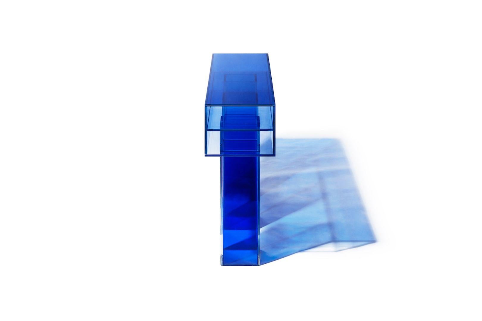 Chinois Table console personnalisable en verre bleu poupée de couleur transition par Studio Buzao en vente