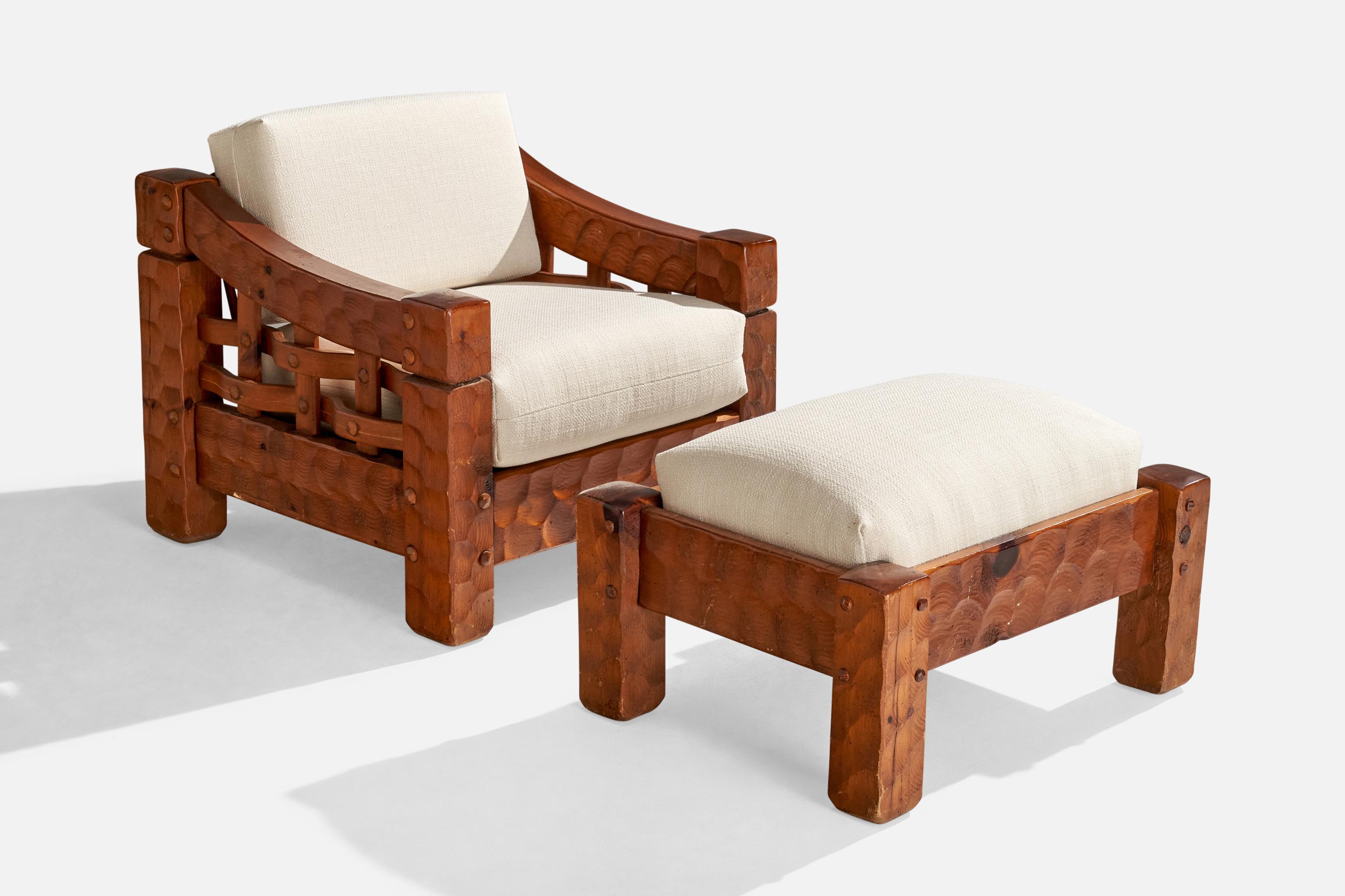 Chaise longue en pin teinté sculpté et tissu blanc avec ottoman produite par Null Manufacturing, Maiden, Caroline du Nord, États-Unis, vers les années 1970.

Remeublé dans un tissu neuf

Hauteur du siège : 19
 Dimensions du pouf : 19.5
