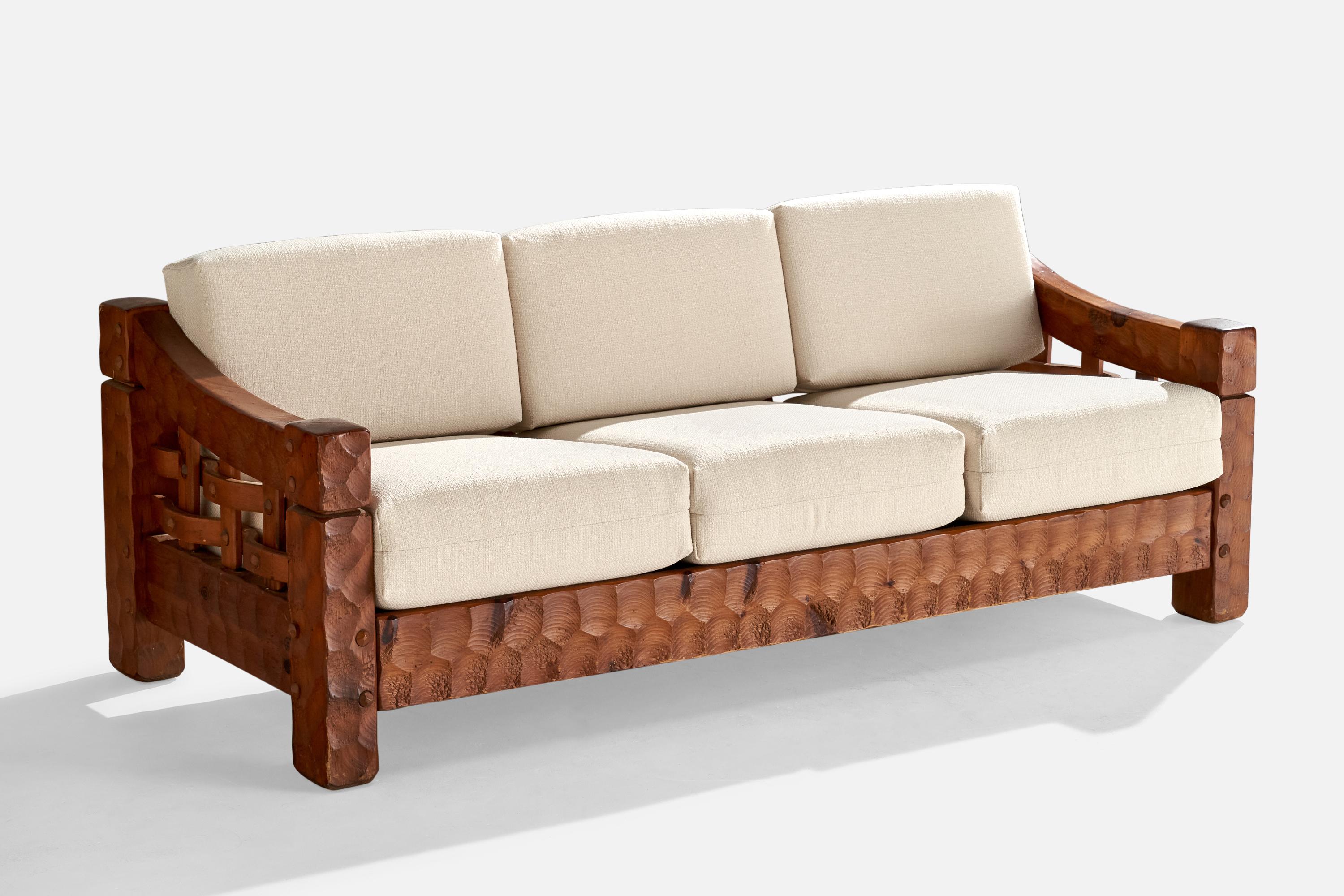 Sofá tallado de pino teñido y tela blanca fabricado por Null Manufacturing, Maiden, Carolina del Norte, EE.UU., c. 1970.

Altura del asiento: 19

Todos los muebles tapizados se pueden volver a tapizar si se solicita por un coste adicional. Los