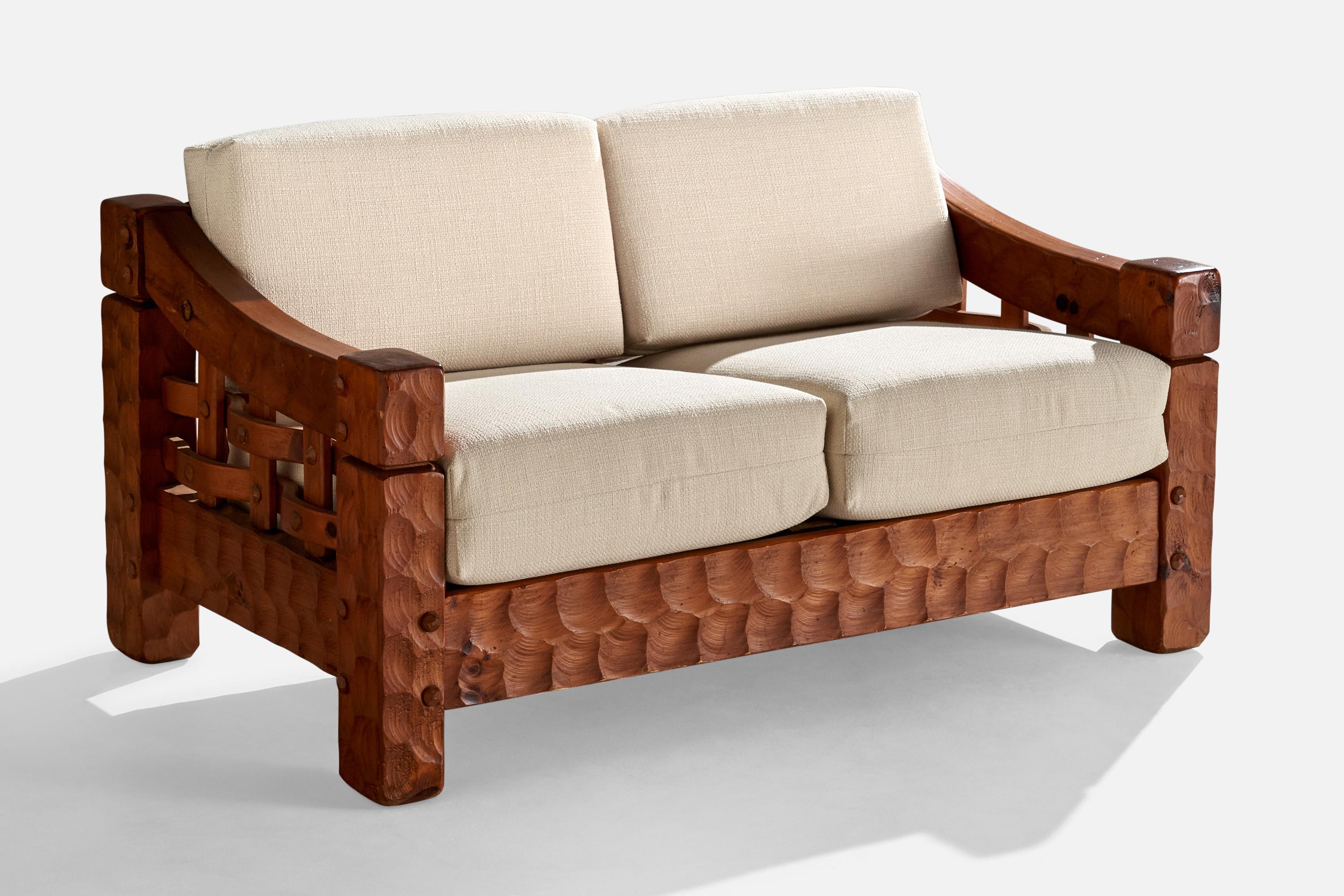 Sofá tallado de pino teñido y tela blanca fabricado por Null Manufacturing, Maiden, Carolina del Norte, EE.UU., c. 1970.

Altura del asiento: 19

Todos los muebles tapizados se pueden volver a tapizar si se solicita por un coste adicional. Los