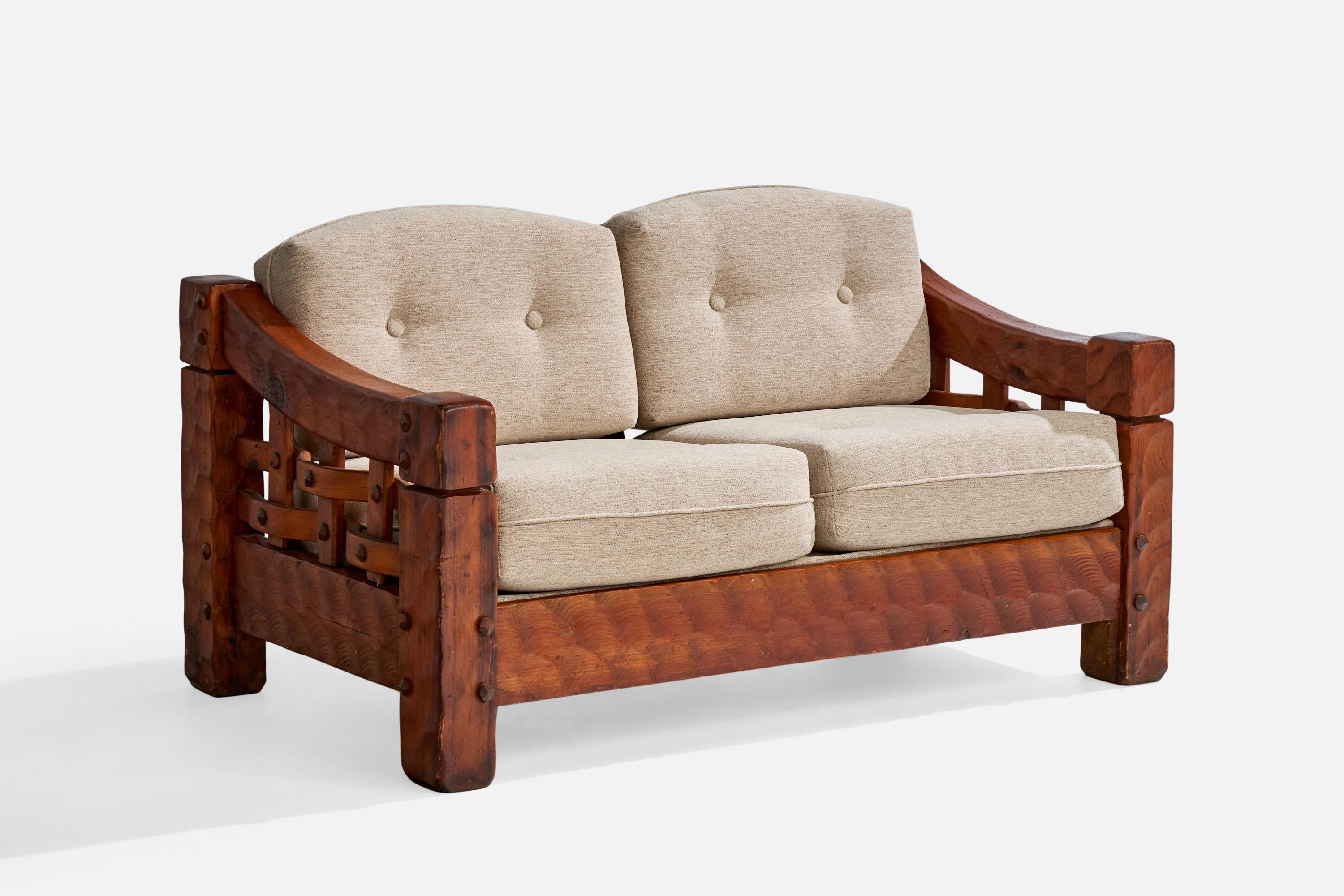 Sofá tallado de pino teñido y tela blanca fabricado por Null Manufacturing, Maiden, Carolina del Norte, EE.UU., c. 1970.

Retapizado en tela nueva

Desgaste de la madera acorde con la edad y el uso

Dimensiones totales (pulgadas): 31,25 