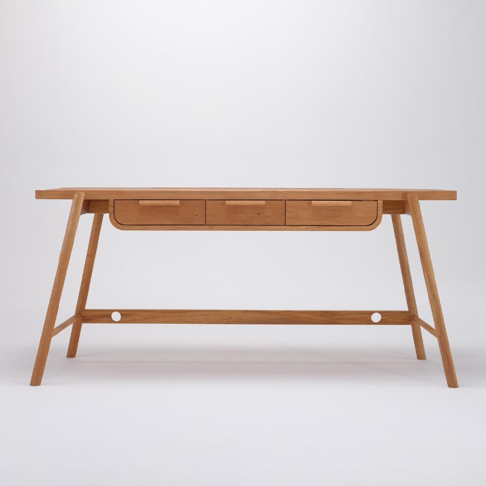 Der vollständig aus massiver Eiche gefertigte Null-Schreibtisch 160 bietet einen angenehmen und ergonomischen Arbeitsplatz. Mit praktischen, tiefen Schubladen, einem integrierten Stifthalter auf der Tischplatte und einer geräumigen Arbeitsfläche
