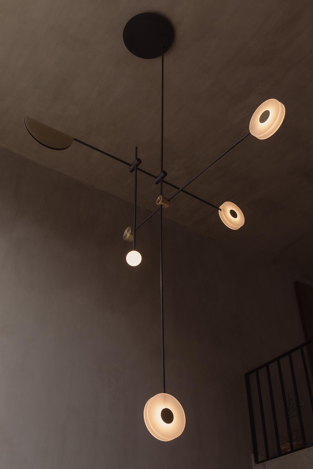 Lampada a sospensione Numa in acciaio e ottone annerito di Numa
Dimensioni: P 14 x L 16 x H 360 cm. 
Materiali: Acciaio e ottone anneriti.

Disponibile in due misure. I prezzi e le dimensioni possono variare. Tutte le nostre lampade possono essere