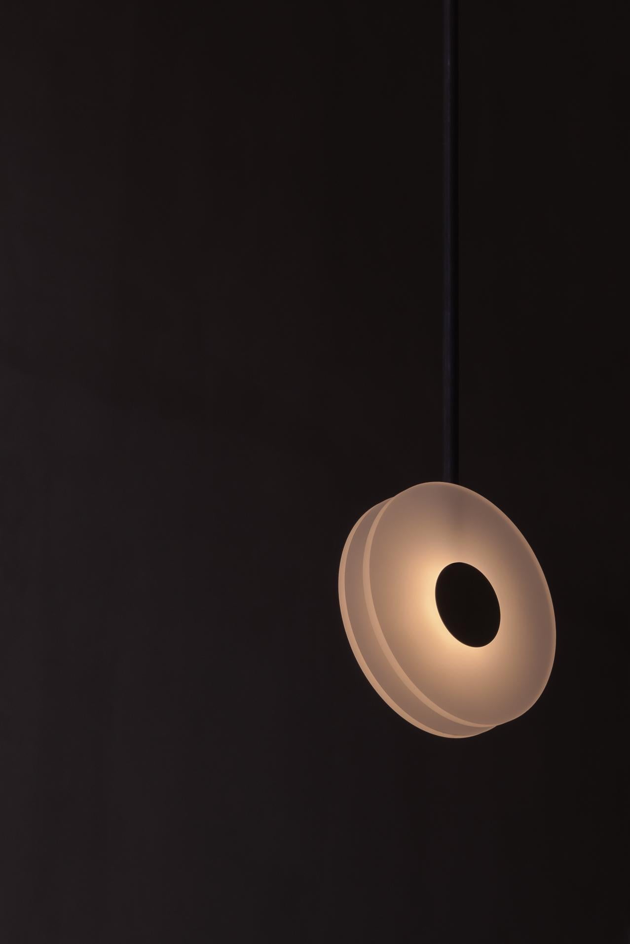 Moderno Lampada a sospensione Numa in acciaio e ottone annerito di Numa in vendita