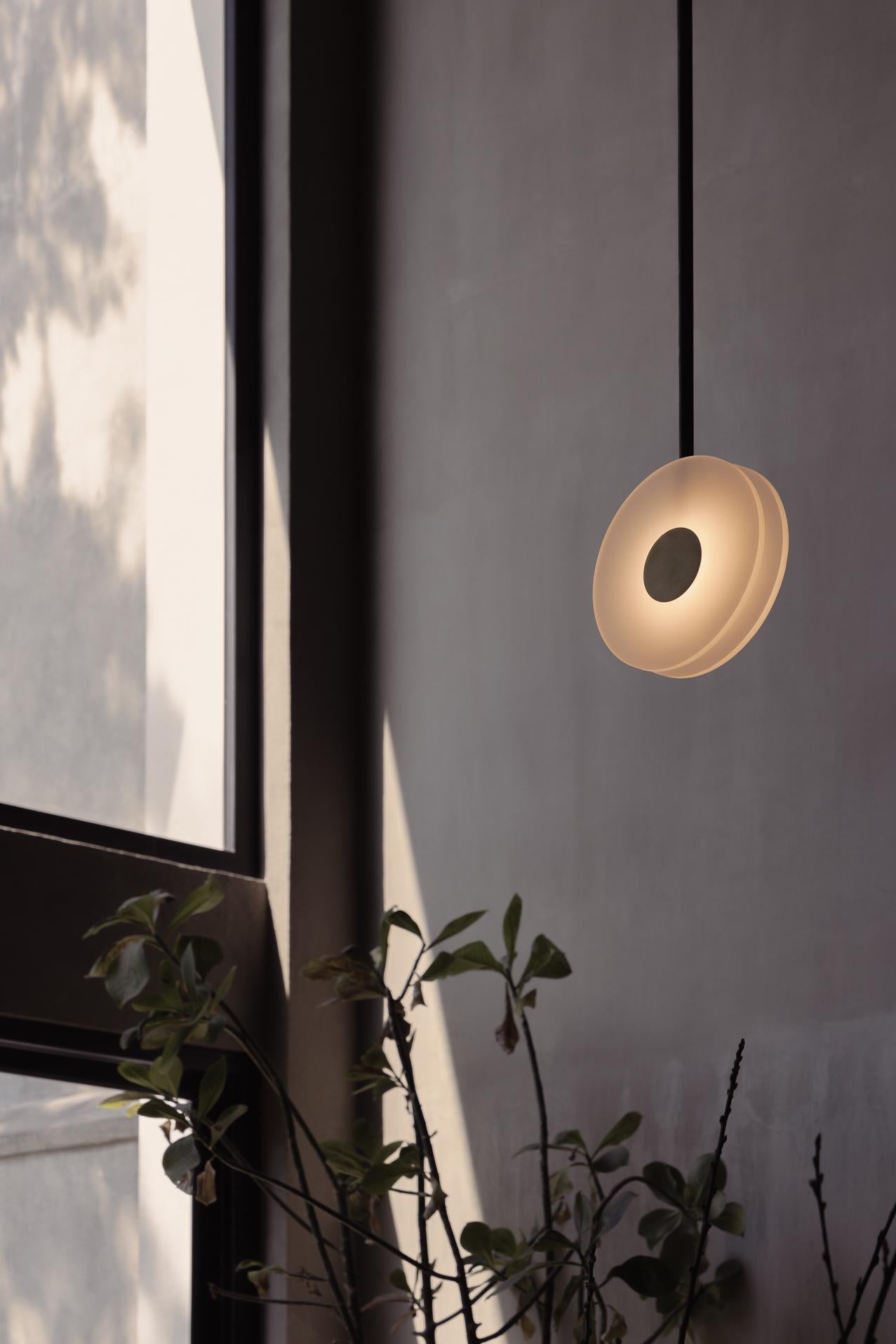 Lampada a sospensione Numa in acciaio e ottone annerito di Numa In condizioni Nuovo in vendita a Geneve, CH