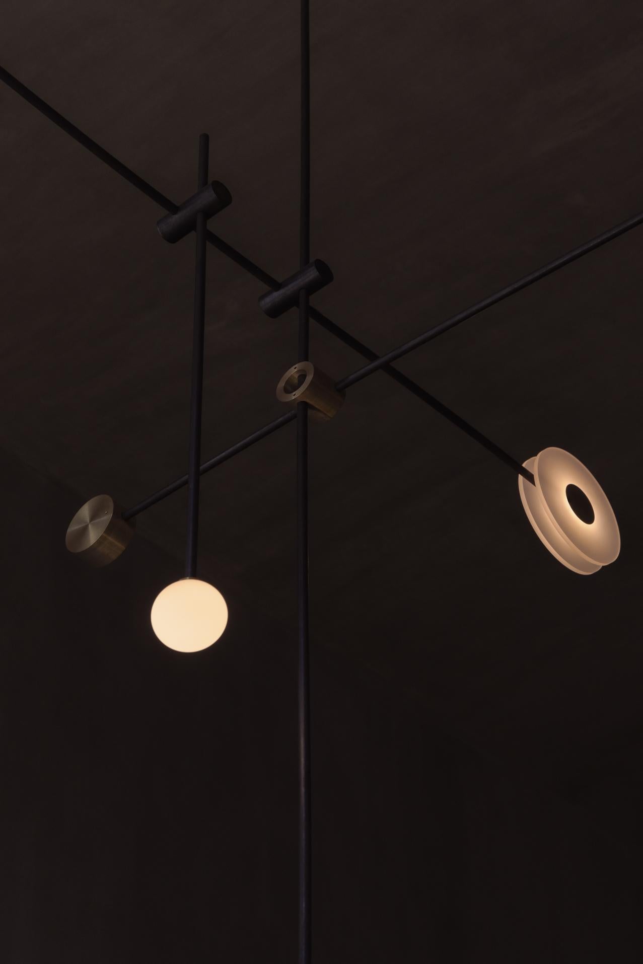 Ottone Lampada a sospensione Numa in acciaio e ottone annerito di Numa in vendita