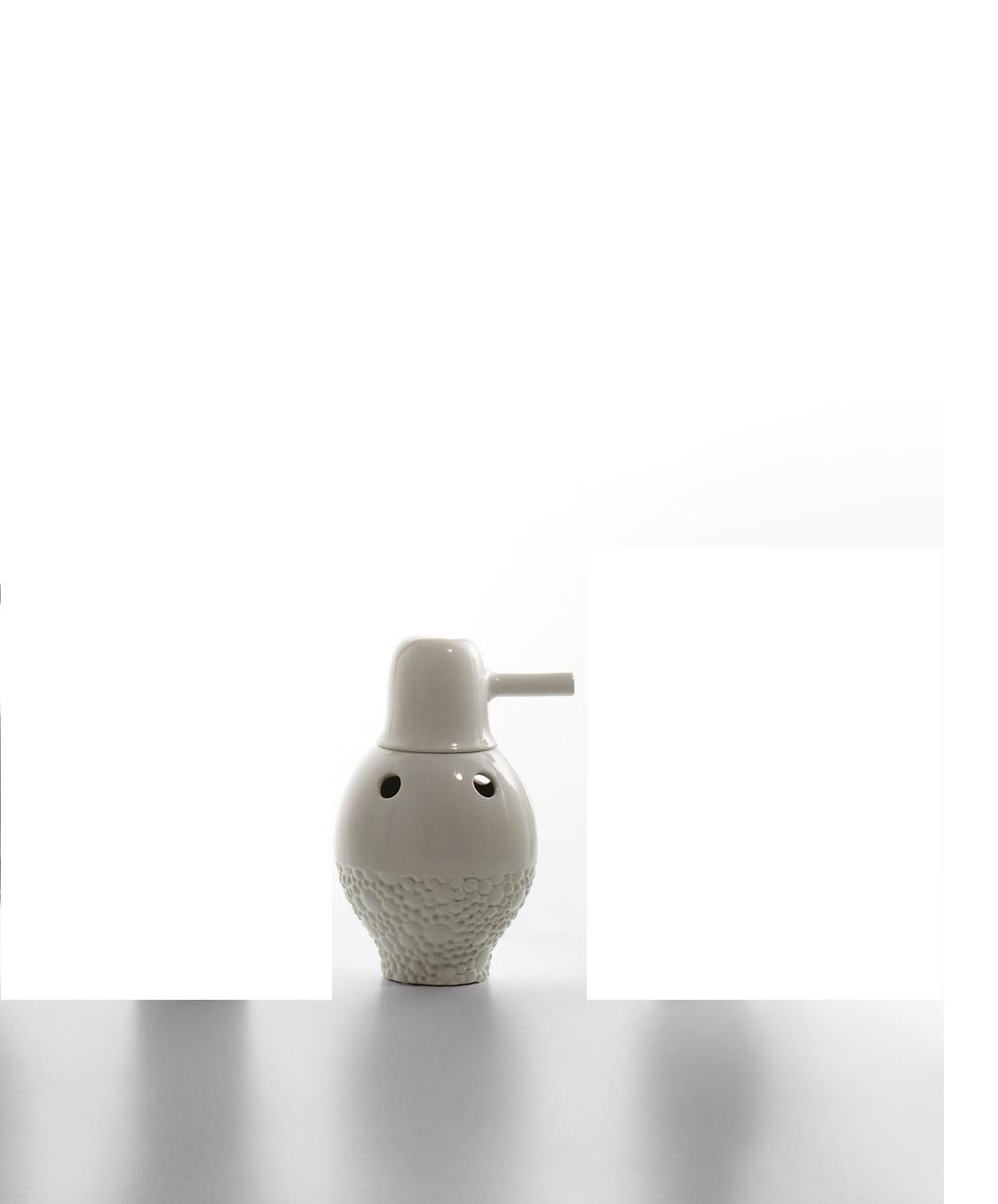 Nummer-1-Showtime-Vase von Jaime Hayon 
Abmessungen: Durchmesser 19 x H 33 cm 
MATERIALIEN: Zweiteilig, aus emailliertem Feinsteinzeug, einfarbig (innen und außen weiß) oder zweifarbig (innen weiß und außen in verschiedenen Farben, je nach
