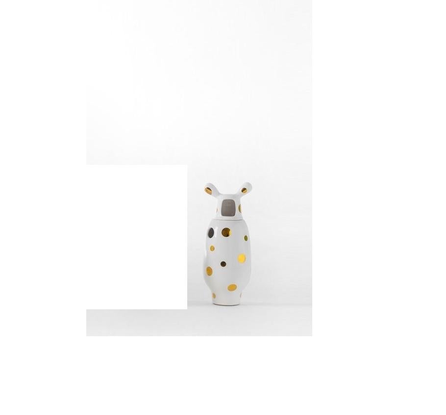 Vase Nummer 2 showtime 10 von Jaime Hayon 
Abmessungen: Durchmesser 13 x Höhe 34 cm 
MATERIALIEN: Besteht aus zwei Teilen aus glasiertem Steinzeug mit weißer Oberfläche und 24 Karat vergoldeten Verzierungen.
Auch in anderen Designs