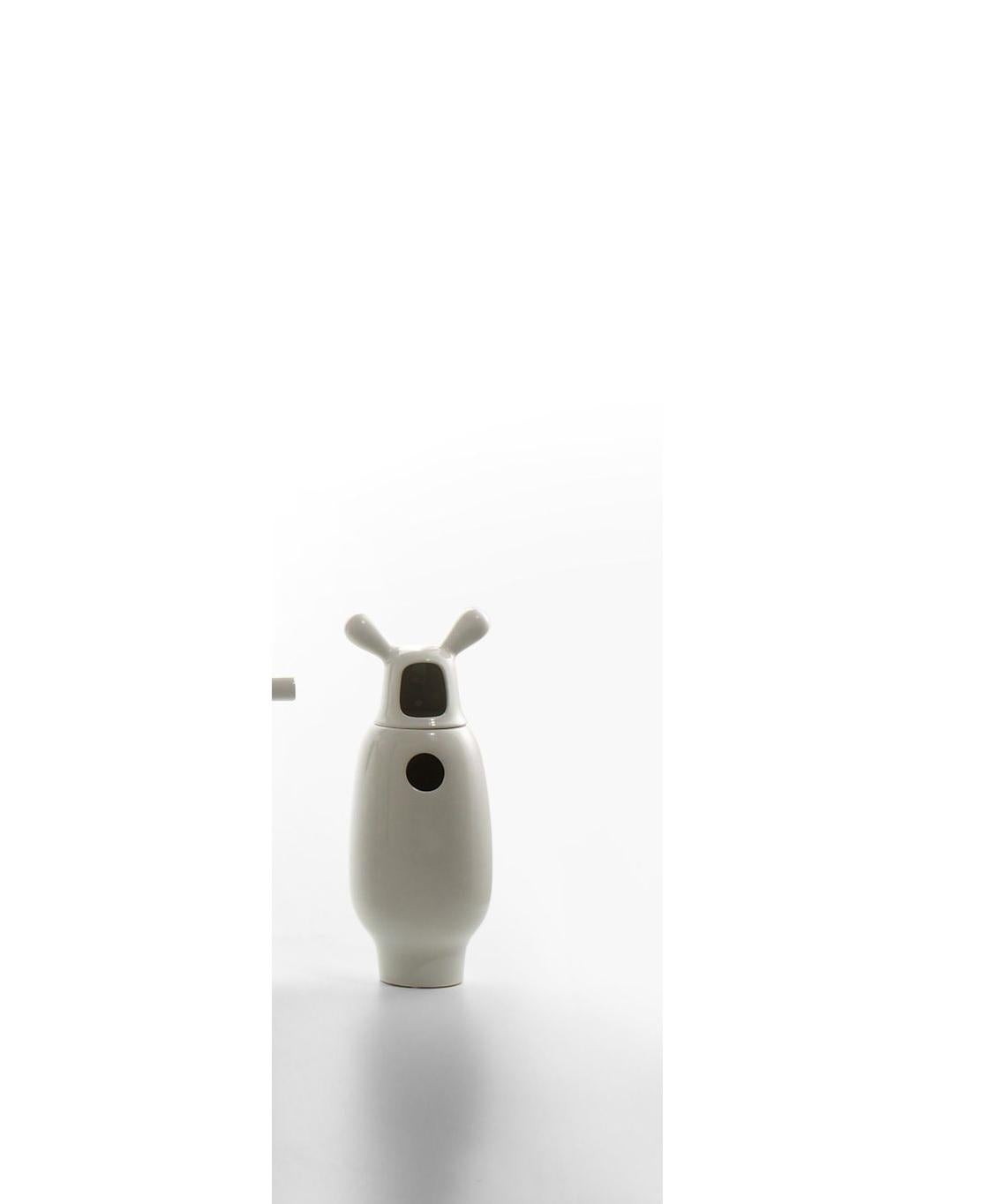 Showtime-Vase Nummer 2 von Jaime Hayon 
Abmessungen: Durchmesser 13 x Höhe 34 cm 
MATERIALIEN: Zweiteilig, aus emailliertem Feinsteinzeug, einfarbig (innen und außen weiß) oder zweifarbig (innen weiß und außen in verschiedenen Farben, je nach