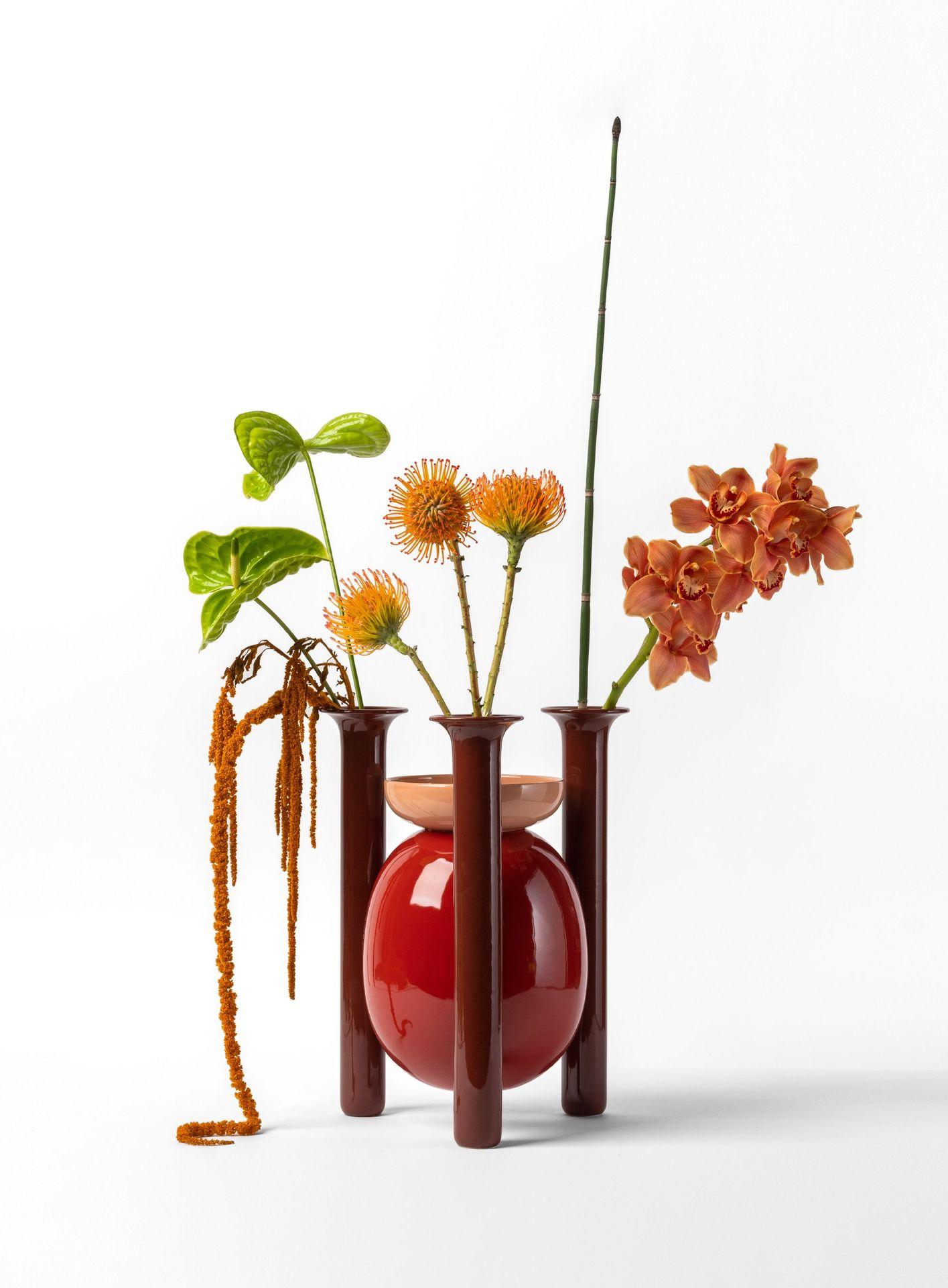 Number 3 explorer vase by Jaime Hayon.
Dimensions: D 30 x H 40 cm.
Materials: glazed ceramic.
Also available in different colours. 

