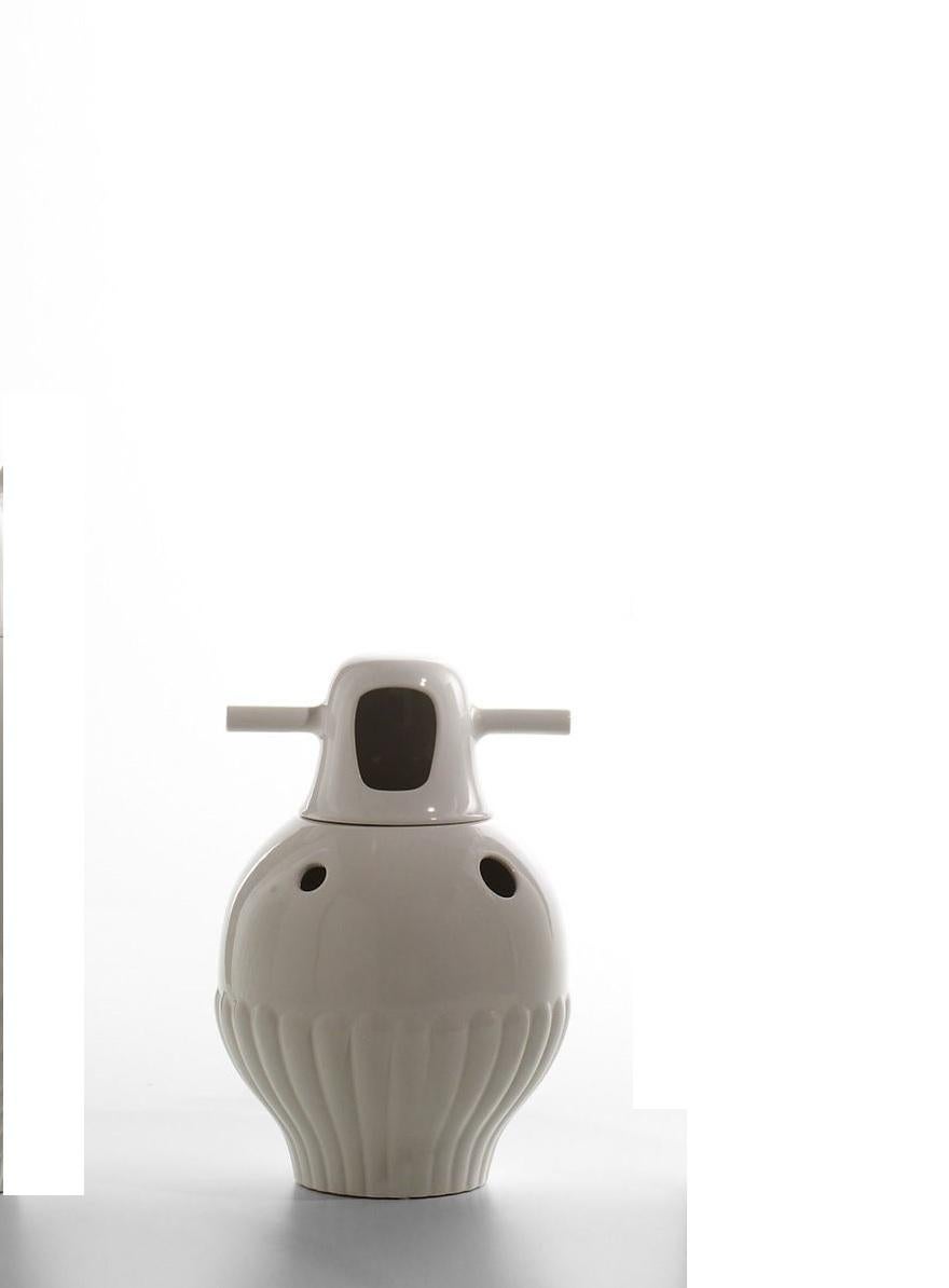 Showtime-Vase Nummer 3 von Jaime Hayon 
Abmessungen: Durchmesser 27 x Höhe 42 cm 
MATERIALIEN: Zweiteilig, aus emailliertem Feinsteinzeug, einfarbig (innen und außen weiß) oder zweifarbig (innen weiß und außen in verschiedenen Farben, je nach