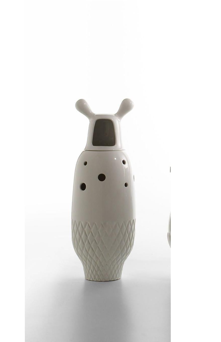 Showtime-Vase Nummer 5 von Jaime Hayon 
Abmessungen: Durchmesser 23 x H 59 cm 
MATERIALIEN: Zweiteilig, aus emailliertem Feinsteinzeug, einfarbig (innen und außen weiß) oder zweifarbig (innen weiß und außen in verschiedenen Farben, je nach