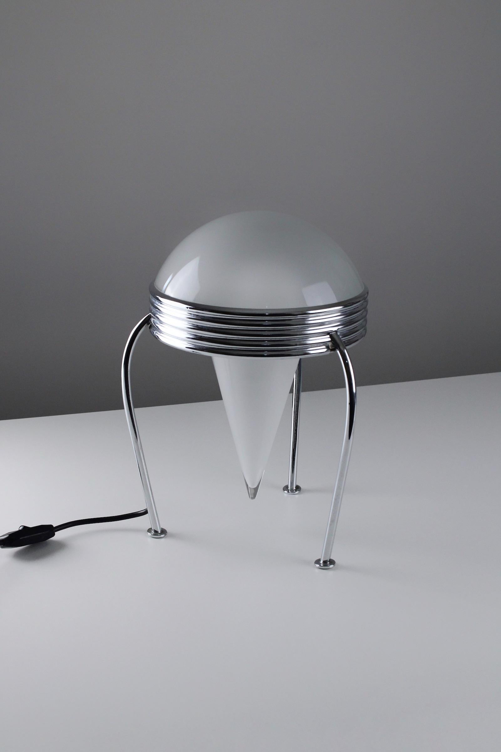 Rare lampe de table modèle Numero Trenta fabriquée par Bieffeplast à Padoue. Conçu par Massimo Iosa Ghini en 1990. Un design impressionnant dans le style de Memphis. Fabriqué en métal chromé et en verre. L'état général est excellent.

Littérature