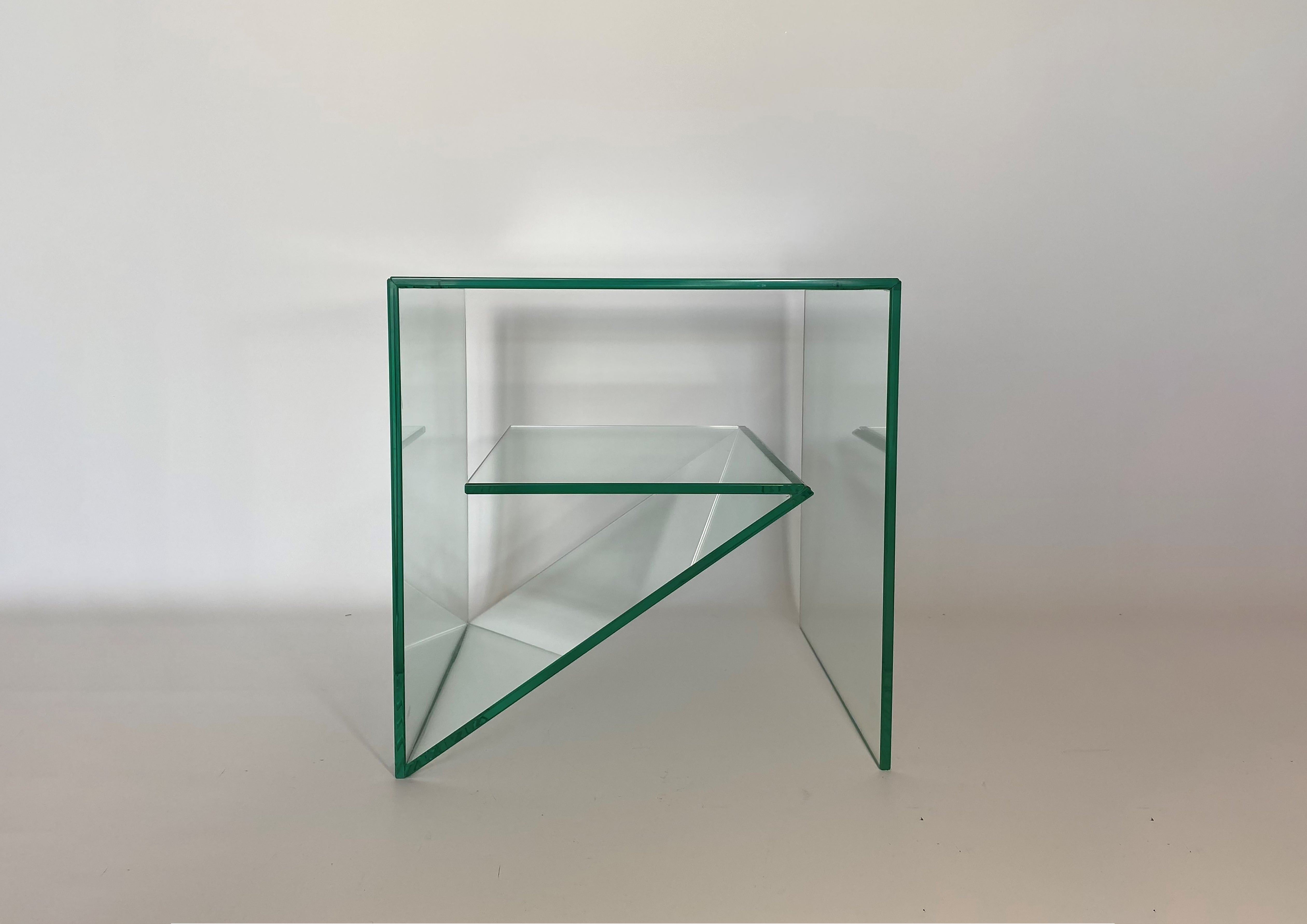 Table d'appoint Nun par Shou
Dimensions : L 30 x D 35 x H 40 cm
Matériaux : Verre trempé.

Table d'appoint Nun qui prévoit de créer une atmosphère esthétique avec la transparence et la réflectivité.

Munevver Celik est diplômée de la faculté