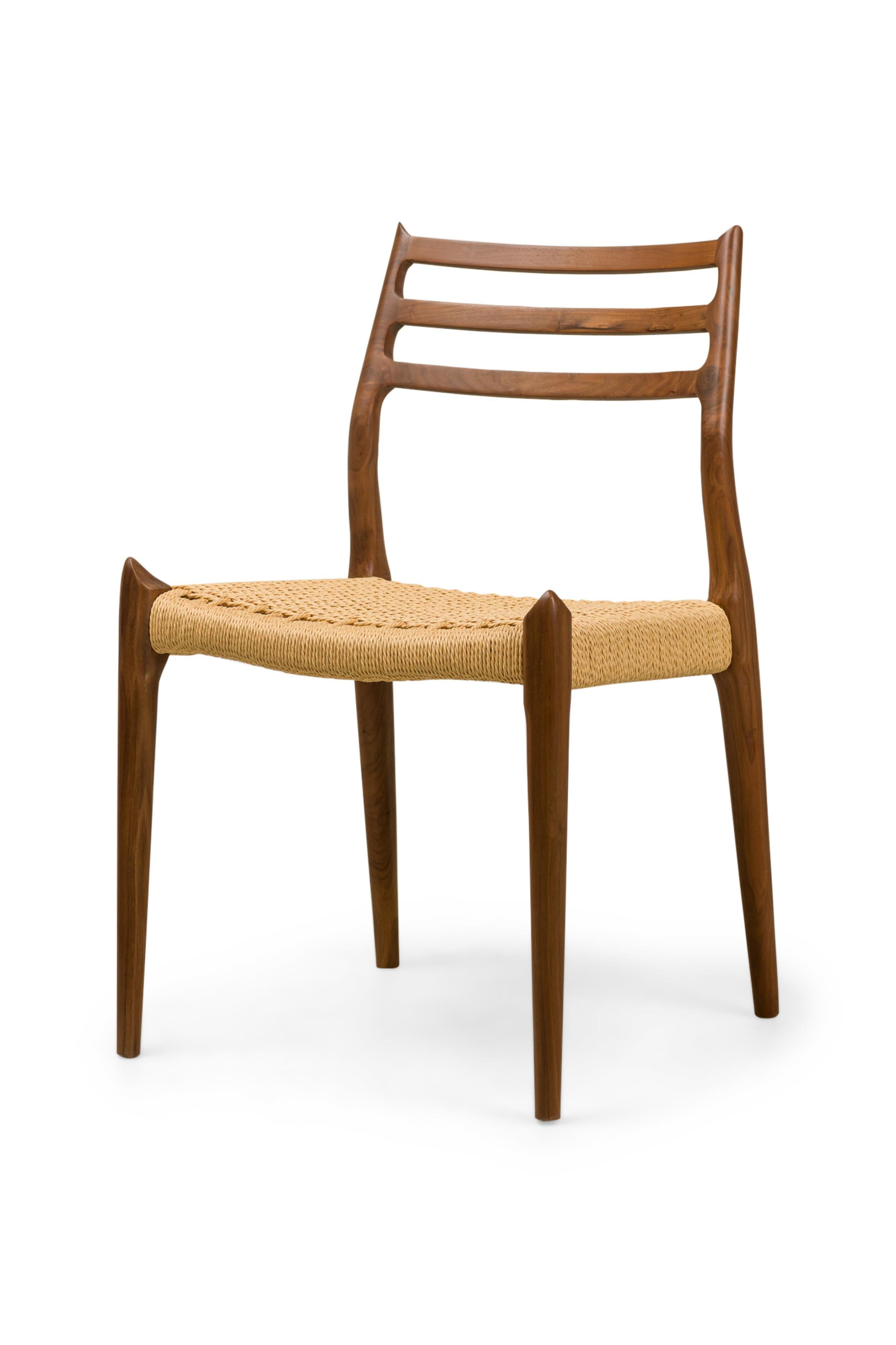 Scandinave moderne Chaise de salle à manger Nuno en noyer avec assise en corde en vente