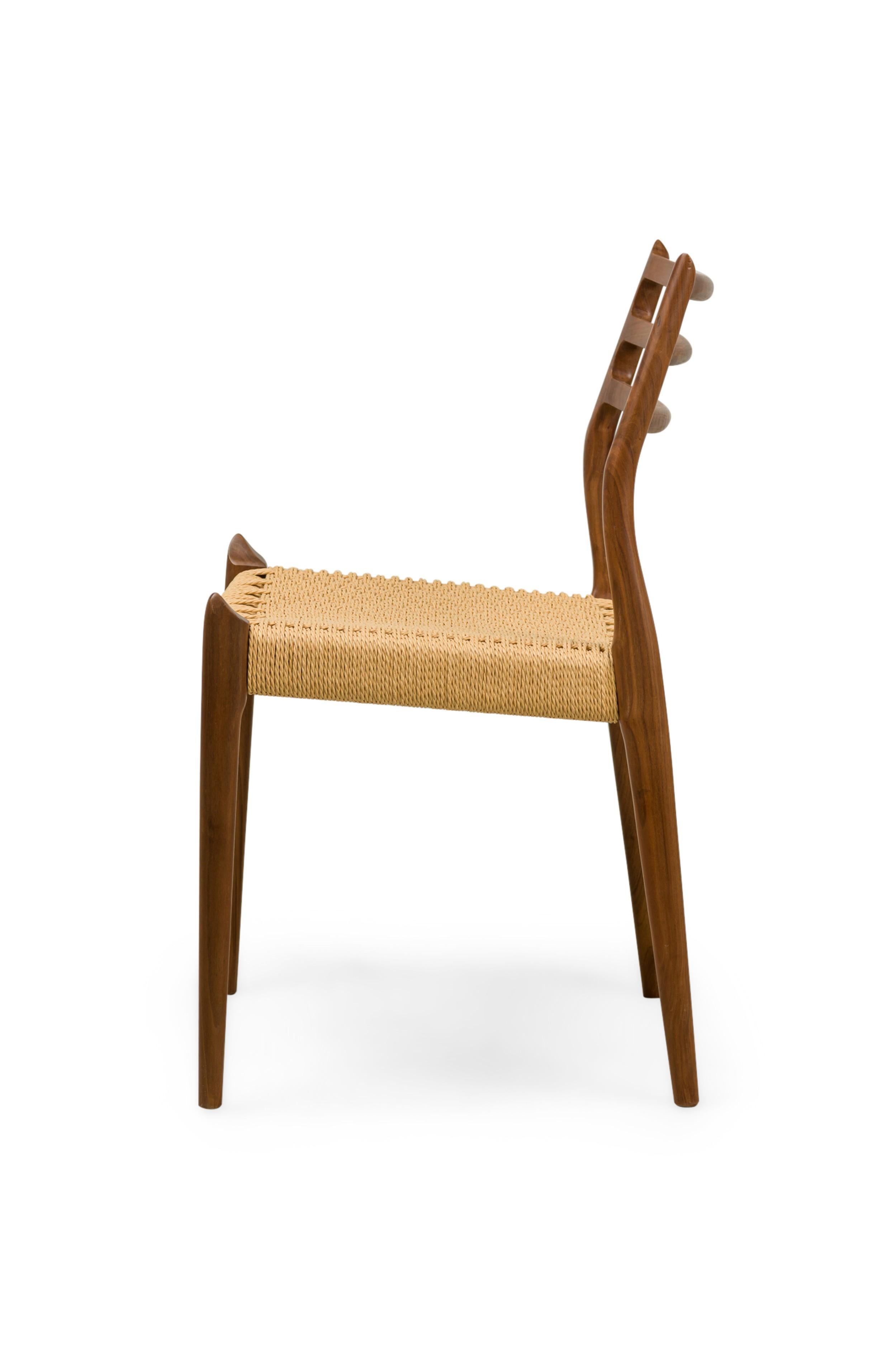 Américain Chaise de salle à manger Nuno en noyer avec assise en corde en vente
