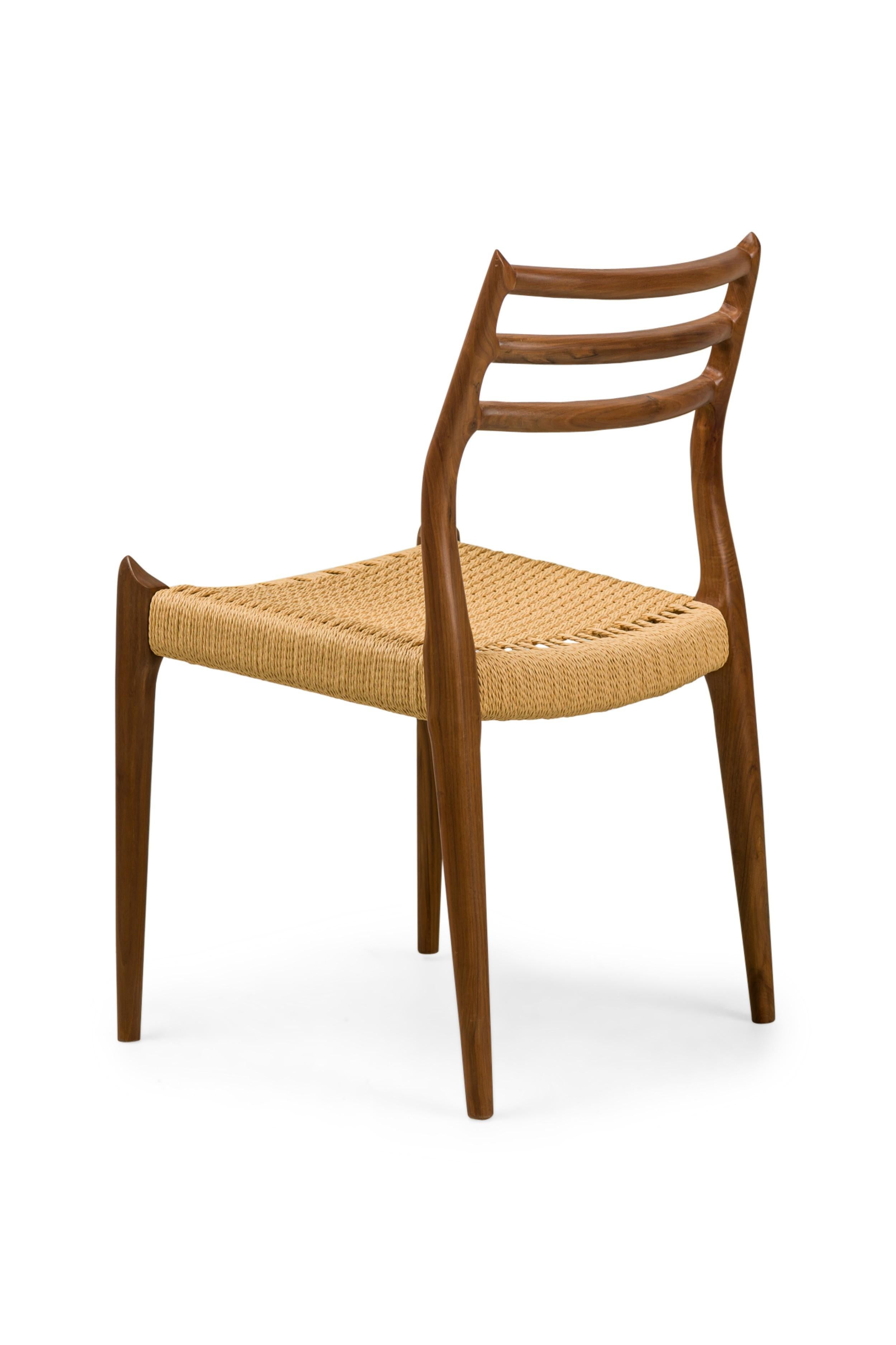 Fait main Chaise de salle à manger Nuno en noyer avec assise en corde en vente