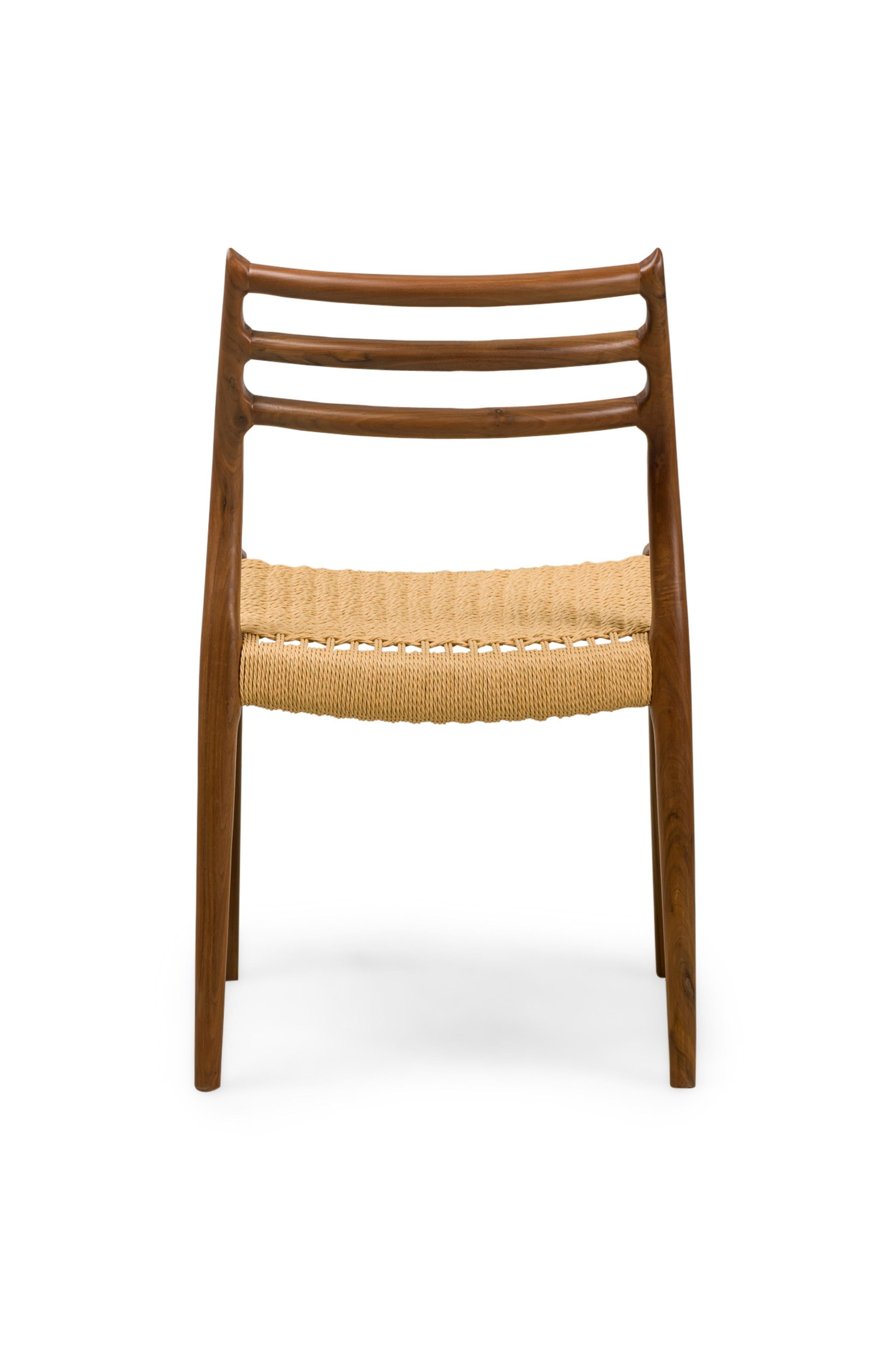 Chaise de salle à manger Nuno en noyer avec assise en corde Bon état - En vente à Queens, NY