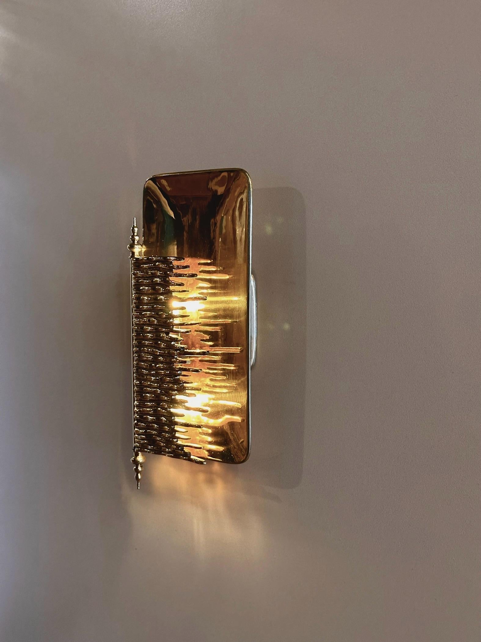 Nuoro Sculptural Brass Casting Wall Sconce For Sale 3