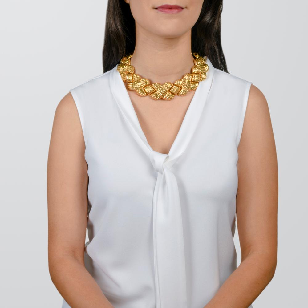 Nuovi Gioielli italienische Breite 18 Karat Criss Cross Choker Halskette im Zustand „Hervorragend“ im Angebot in Miami, FL