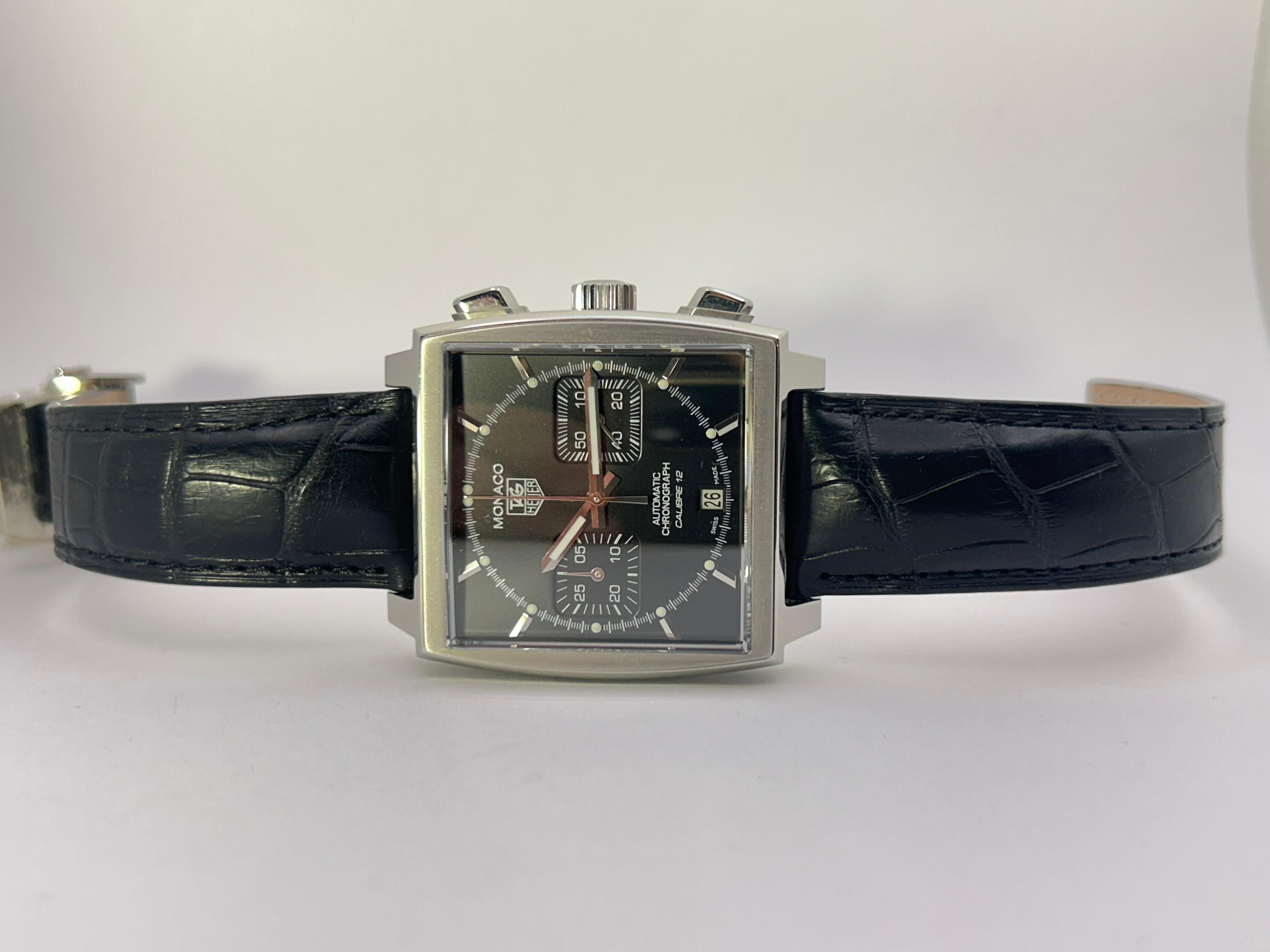 Montre emblématique de la marque Tag Heuer, elle est entrée dans l'histoire pour avoir été portée dans les années 1970 par Steve Mc Queen.
Liée au monde de la course automobile et de la Formule 1, la Tag Heuer Monaco a toujours été considérée comme