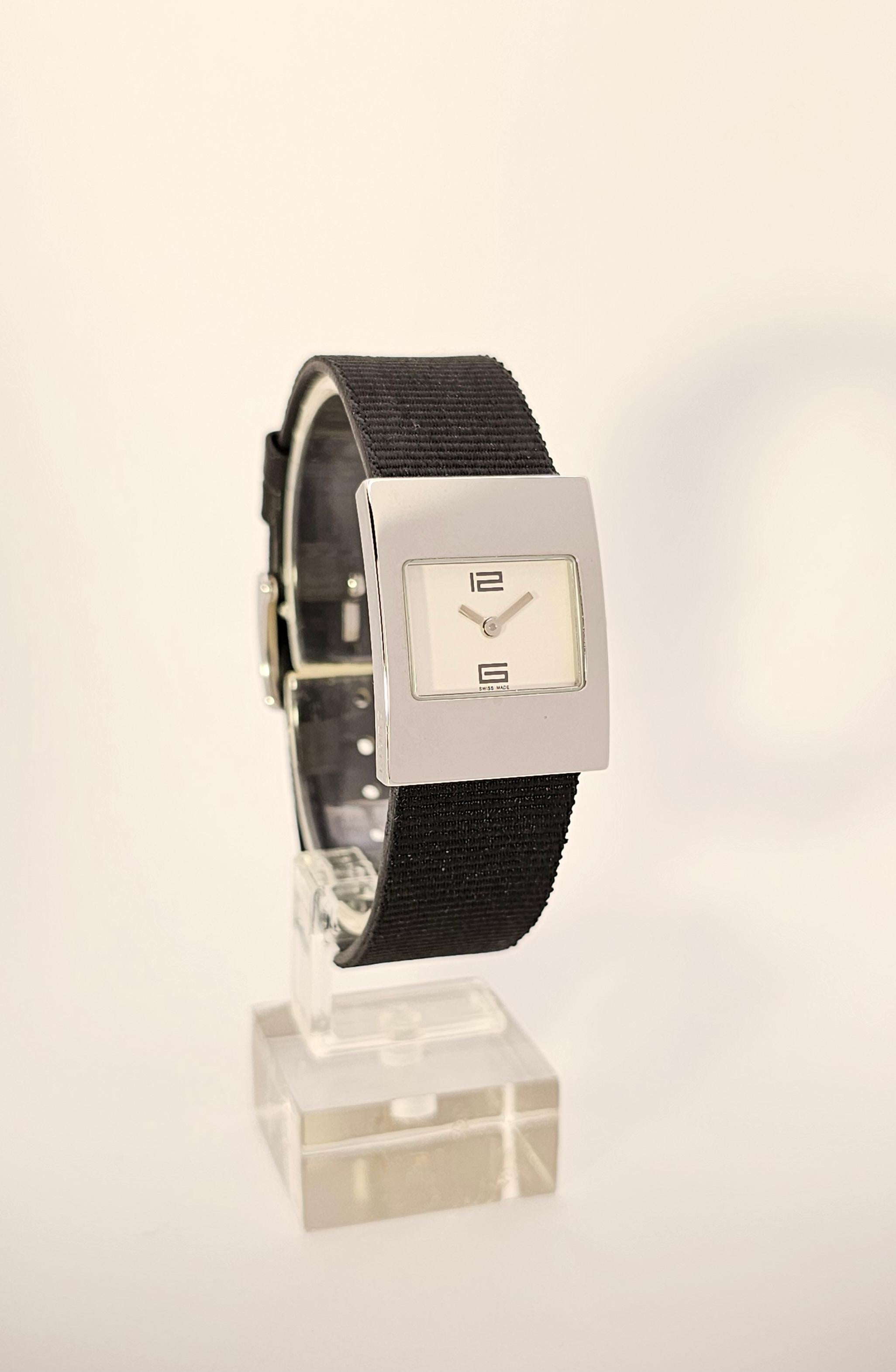 Nouvelle montre Gucci  quartz en acier inoxydable fabriqué en Suisse.
La montre n'a jamais été portée et provient d'un vendeur italien agréé.
Accompagné d'une boîte et de la garantie internationale Gucci.

Le bracelet est d'origine Gucci, marqué en