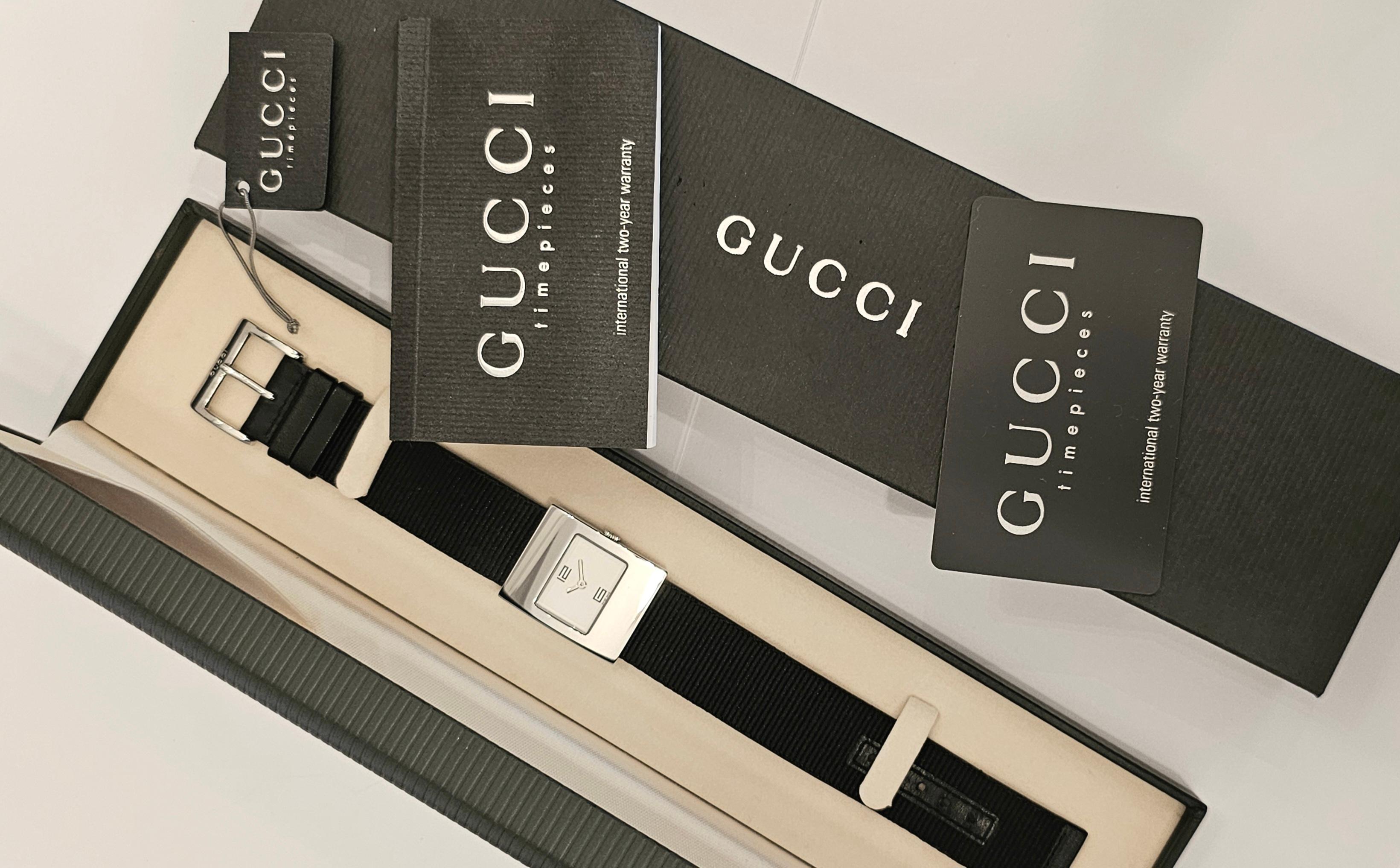 Nouvelle montre Gucci  quartz en acier inoxydable fabriqué en Suisse en vente 3