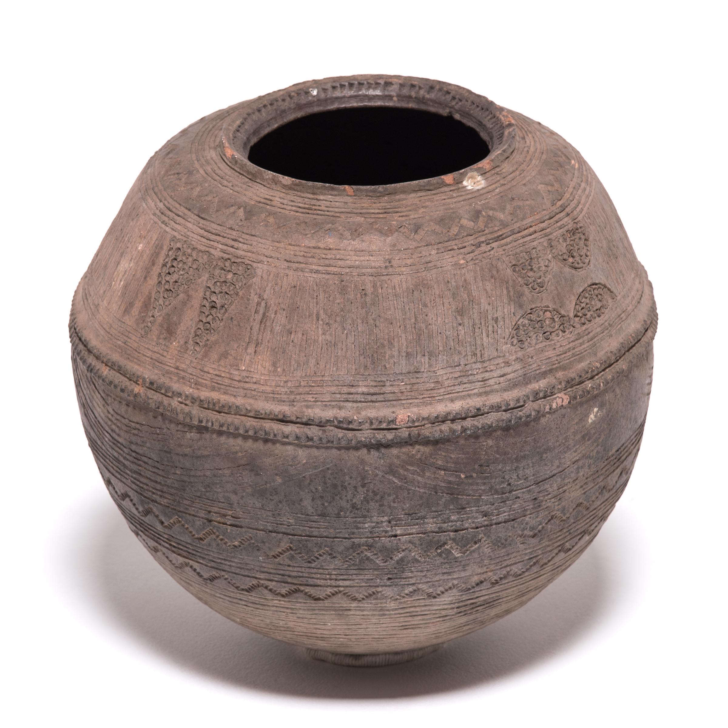 Das nigerianische Volk der Nupe wurde als eines der besten Keramiker Afrikas bezeichnet. Alltägliche Gegenstände, wie dieses Wassergefäß, wurden detailliert betrachtet. Die vielfältigen Texturen des Schiffes ergeben sich aus seinem zweckmäßigen