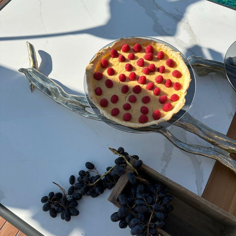 Soporte para tartas Nuphar: Vajilla Ecológica de Latón Pulido con Natural Elegance Portugués en venta