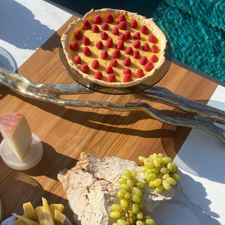 Soporte para tartas Nuphar: Vajilla Ecológica de Latón Pulido con Natural Elegance Hecho a mano en venta