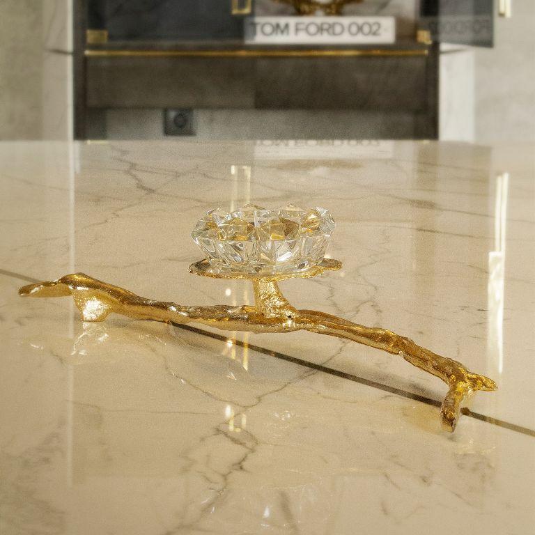 Wir präsentieren Nuphar, einen raffinierten Kerzenhalter, der mit seinem exquisiten Design, das von der ruhigen Schönheit von Sümpfen und stillen Gewässern inspiriert ist, über das gewöhnliche Dekor hinausgeht. Dieses organische Dekorationselement