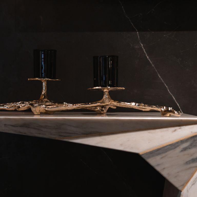 Ti presentiamo Nuphar, un sofisticato portacandele che trascende l'arredamento ordinario grazie al suo squisito design ispirato alla serena bellezza delle paludi e delle acque ferme. Questo elemento decorativo organico cattura l'essenza del delicato