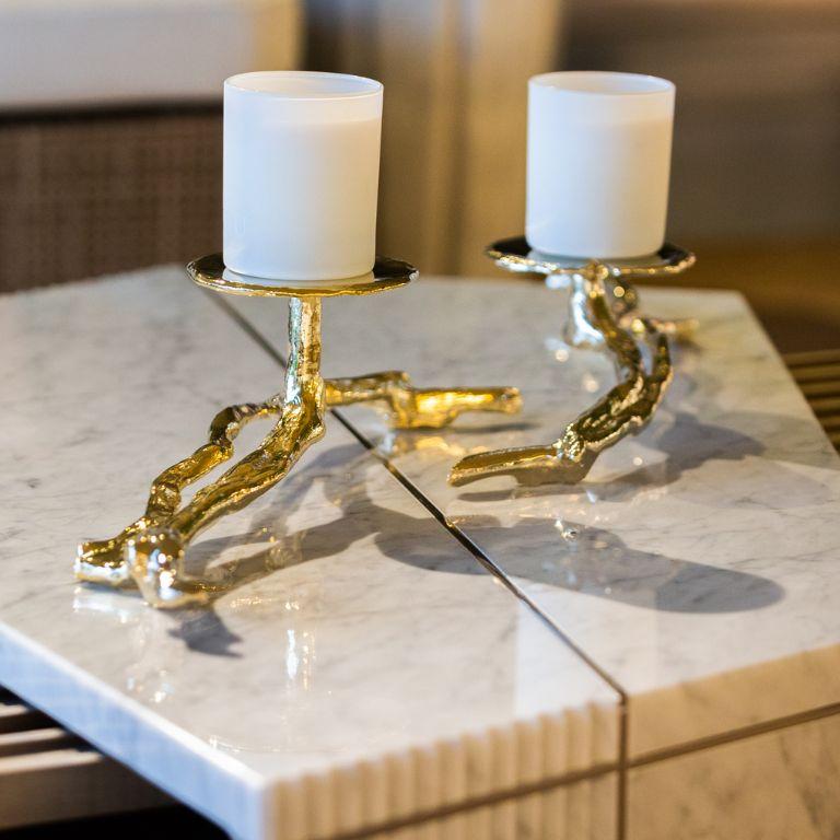 Portoghese Nuphar - Portacandele alto e sofisticato con design organico e decorativo in vendita