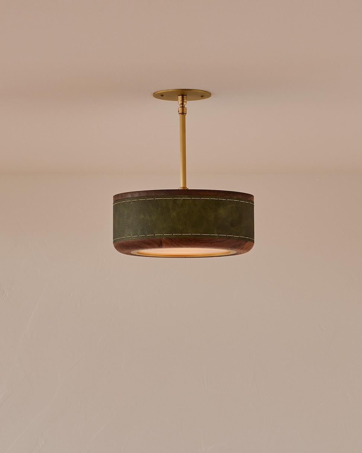 La plafoniera Nura combina pelle cucita a mano su legno di noce con un'asta e un baldacchino in ottone. Questo apparecchio può essere appeso a soffitto come una superficie o come un pendente sostenuto da un'asta in ottone.

DIMENSIONI