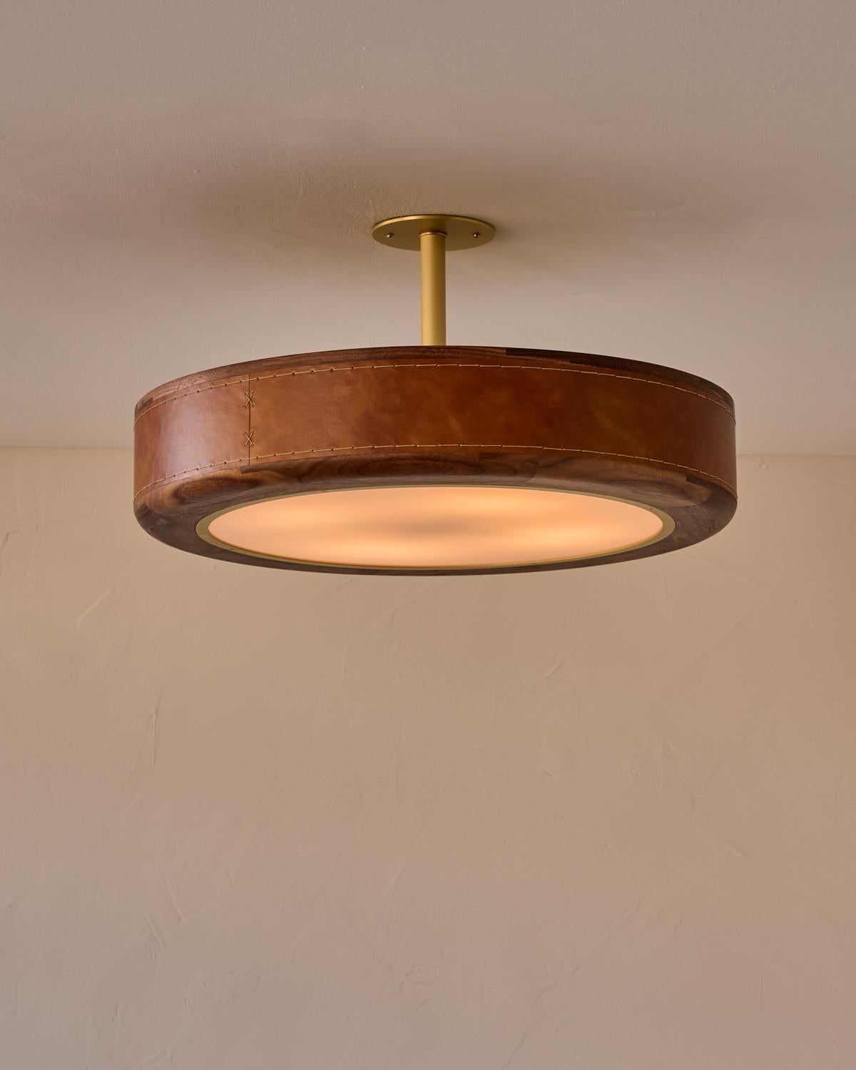 La plafoniera Nura combina pelle cucita a mano su legno di noce con un'asta e un baldacchino in ottone. Questo apparecchio può essere appeso a soffitto come una superficie o come un pendente sostenuto da un'asta in ottone.

DIMENSIONI