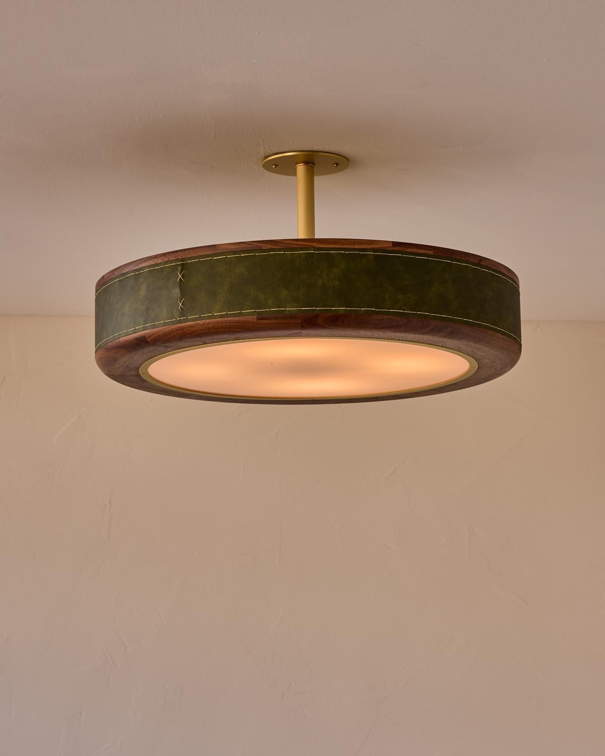 La plafoniera Nura combina pelle cucita a mano su legno di noce con un'asta e un baldacchino in ottone. Questo apparecchio può essere appeso a soffitto come una superficie o come un pendente sostenuto da un'asta in ottone.

DIMENSIONI