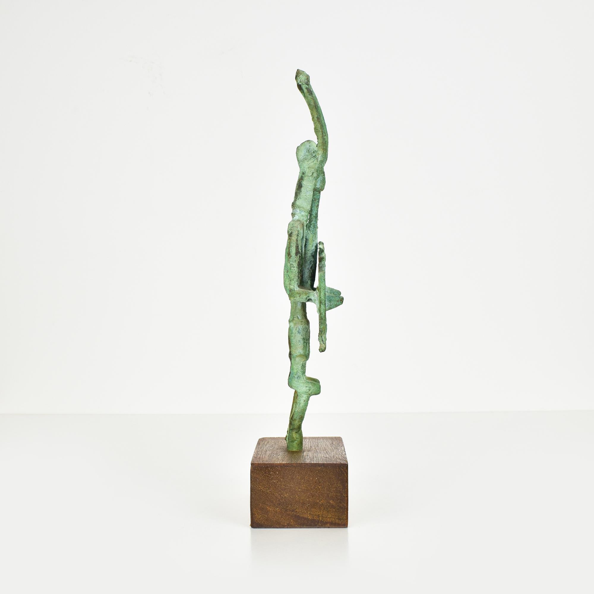 Diese auffällige Bronze stellt einen vierarmigen Krieger im Stil der sardischen Bronzezeitfiguren dar, die als 