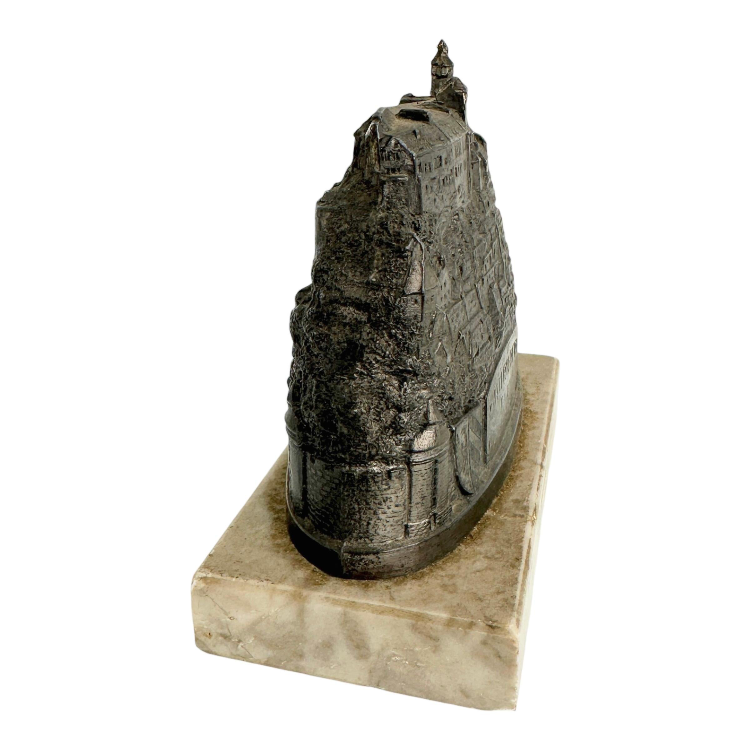 Ein Architekturmodell der Nürnberger Burg aus den 1910er Jahren als Souvenir. Einige Verschleiß mit einer schönen Patina, aber das ist das Alter. Hergestellt aus Metall auf einem Marmorsockel. Dies wurde als Souvenir in Nürnberg, Deutschland,