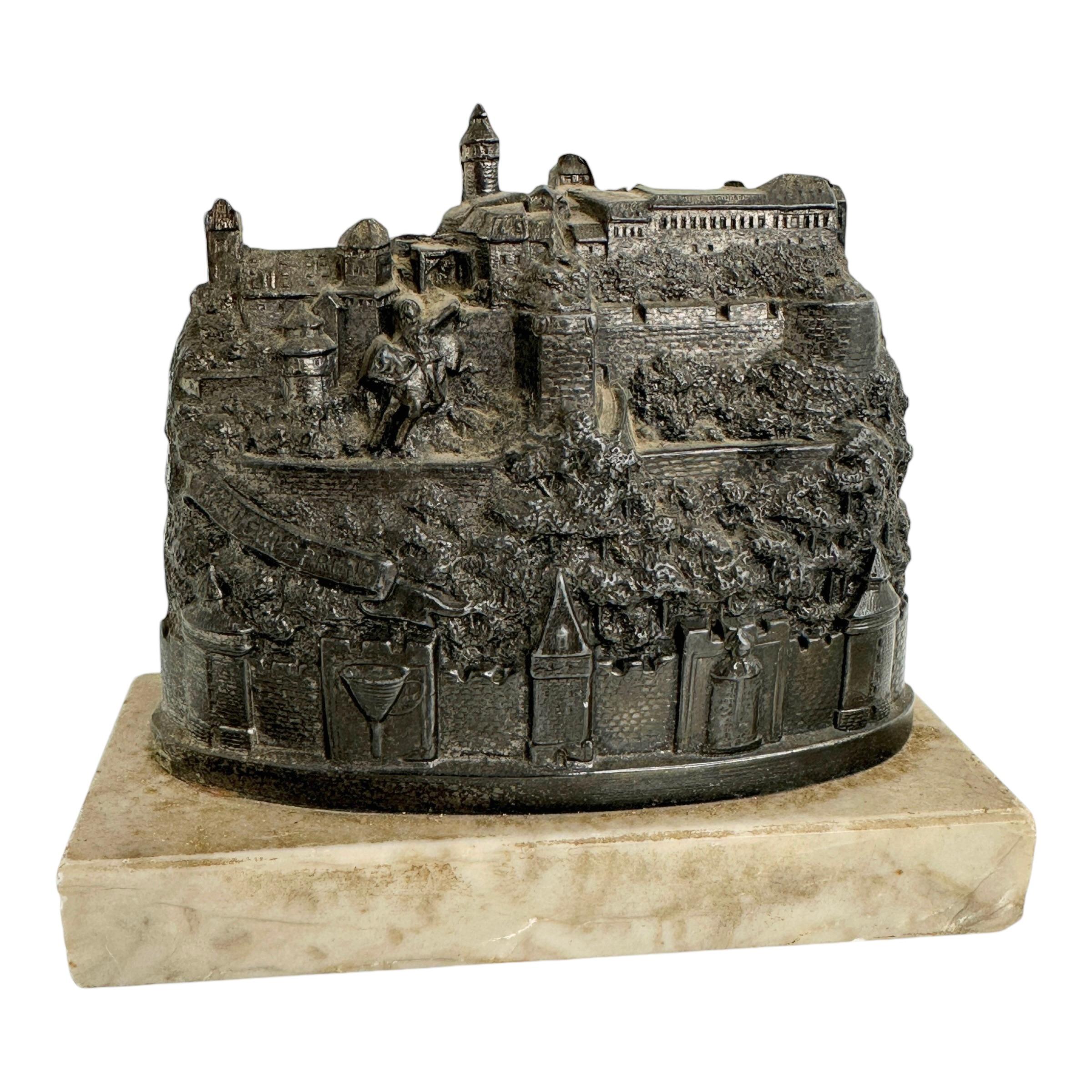Nuremberg Schloss 1910er Souvenir Gebäude Briefbeschwerer aus Metall und Marmorsockel (Deutsch) im Angebot