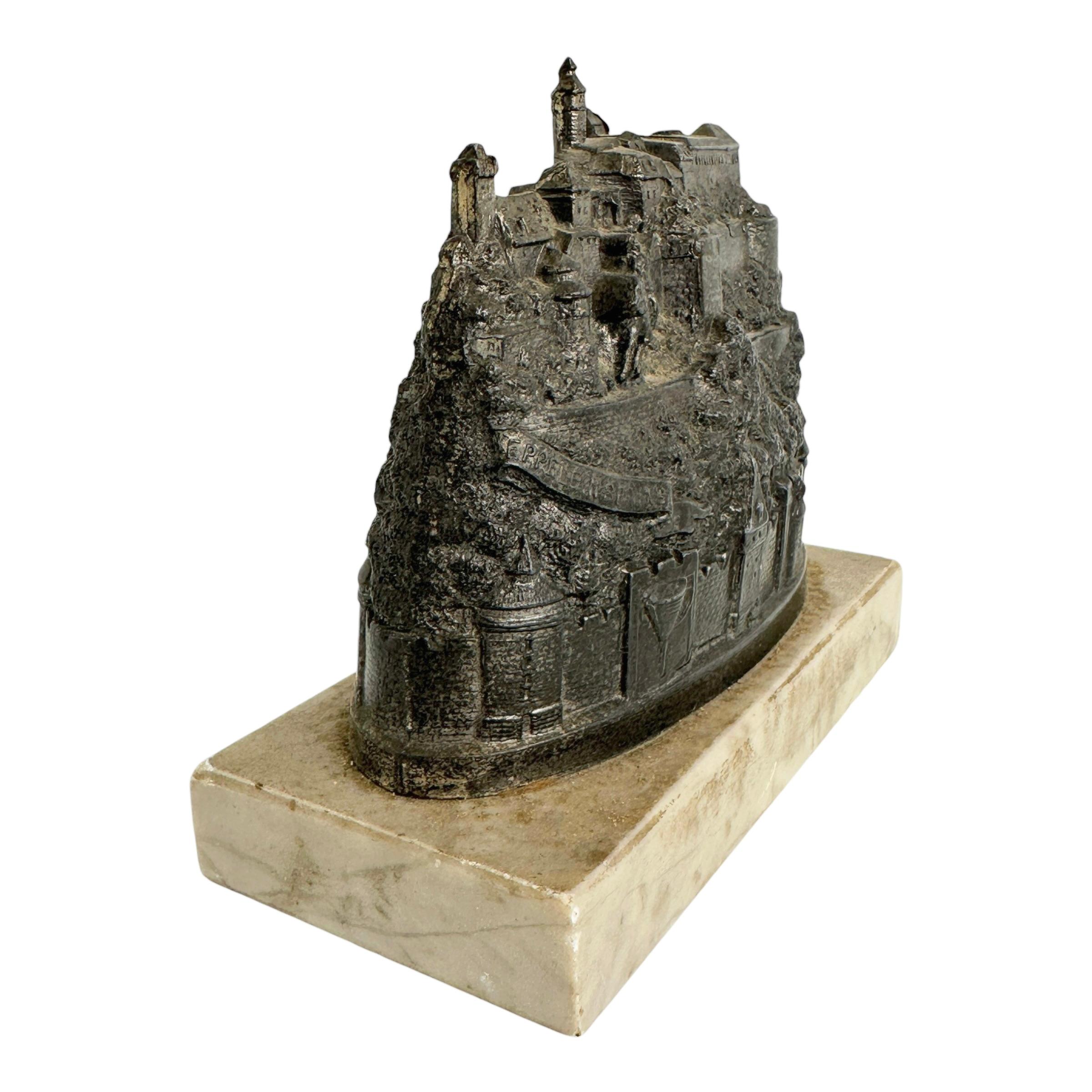 Nuremberg Schloss 1910er Souvenir Gebäude Briefbeschwerer aus Metall und Marmorsockel im Zustand „Gut“ im Angebot in Nuernberg, DE