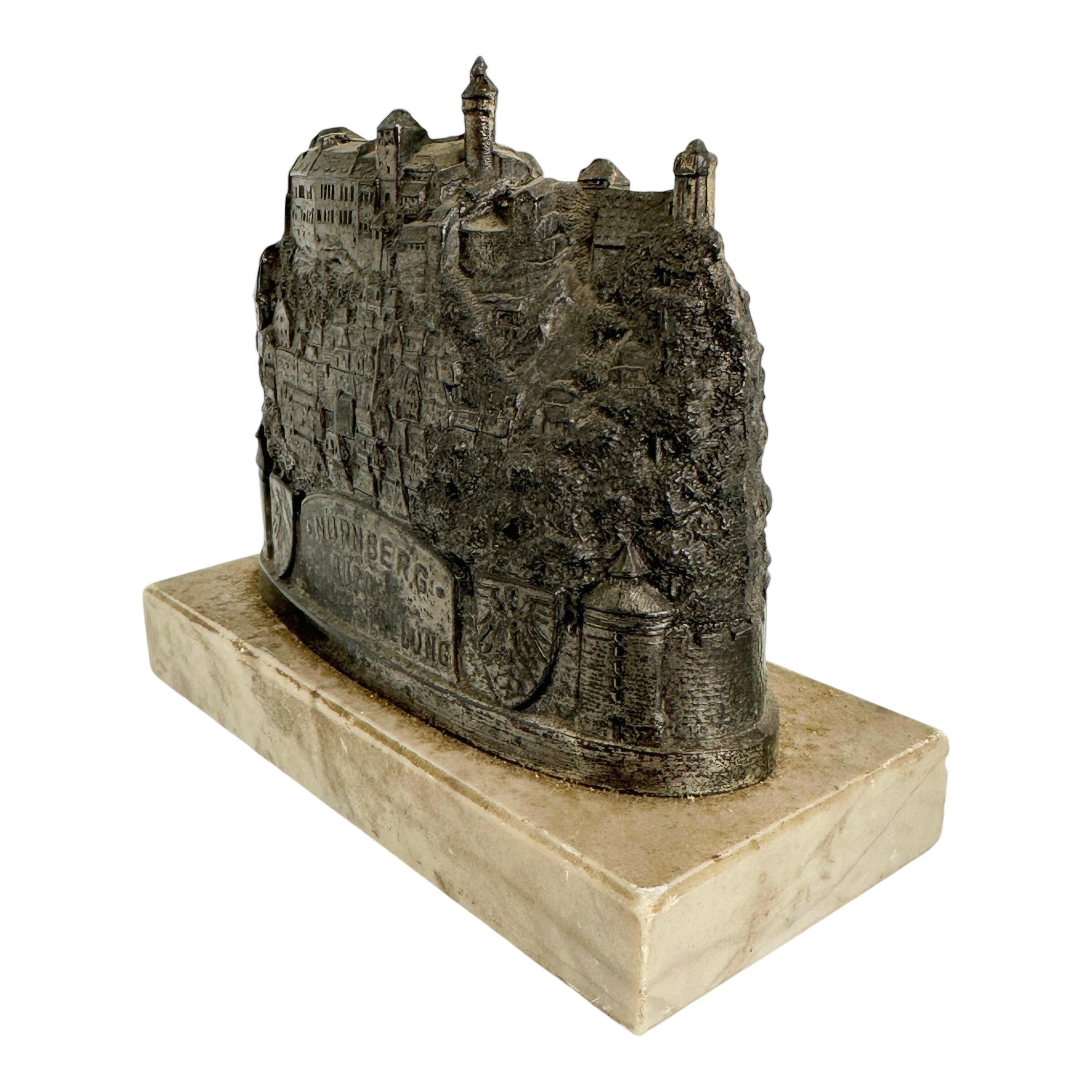 Nuremberg Schloss 1910er Souvenir Gebäude Briefbeschwerer aus Metall und Marmorsockel (Frühes 20. Jahrhundert) im Angebot