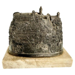 Castello di Norimberga 1910s Souvenir Edificio in metallo e base in marmo Fermacarte