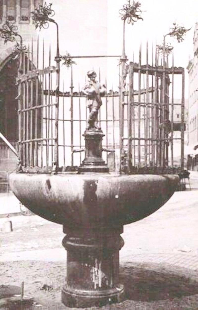 Nuremberg Water Fountain Souvenir Statue Pewter Figure Vintage German In Good Condition For Sale In Nuernberg, DE