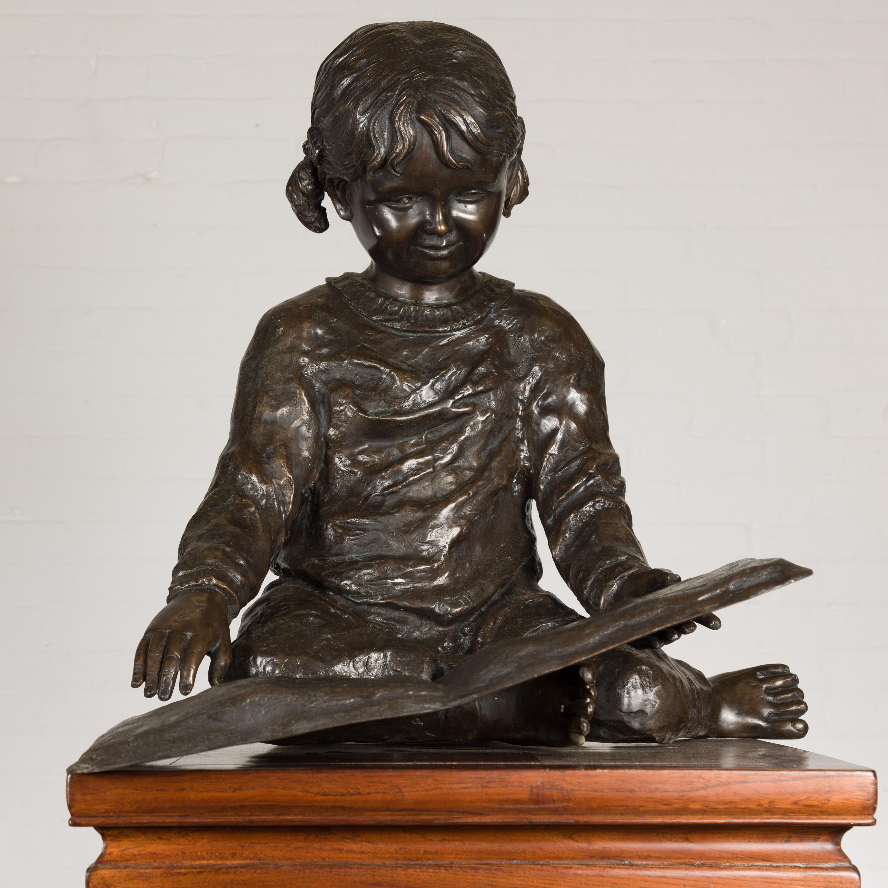 Bronze-Skulptur eines Kindes, das ein Buch liest  im Angebot 5